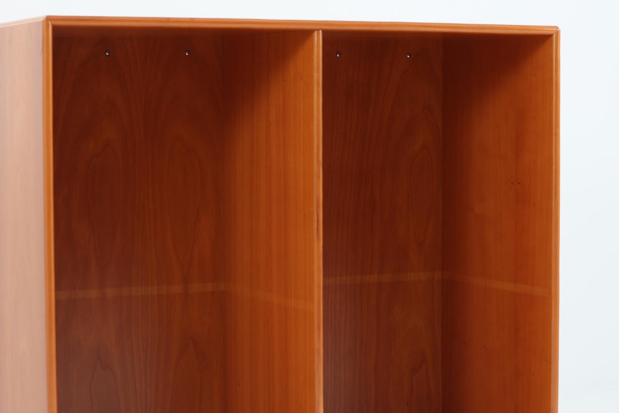 北欧より買い付けたmontana社製のユニットシェルフです。北欧デンマーク発祥のモダンデザインの傑作です。モンタナは、機能性と美しさを絶妙に融合させ、カスタマイズ可能な家具で知られています。その中でも、montanaのシェルフはその傑出したデザインと高品質な製造で世界中のデザイン愛好者に愛されています。木目が美しいチェリーウッドが使用されています。