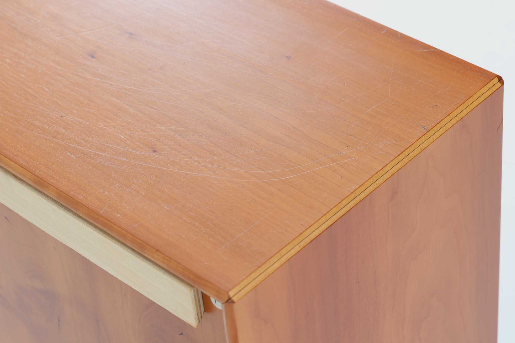 北欧より買い付けたmontana社製のユニットシェルフです。北欧デンマーク発祥のモダンデザインの傑作です。モンタナは、機能性と美しさを絶妙に融合させ、カスタマイズ可能な家具で知られています。その中でも、montanaのシェルフはその傑出したデザインと高品質な製造で世界中のデザイン愛好者に愛されています。木目が美しいチェリーウッドが使用されています。