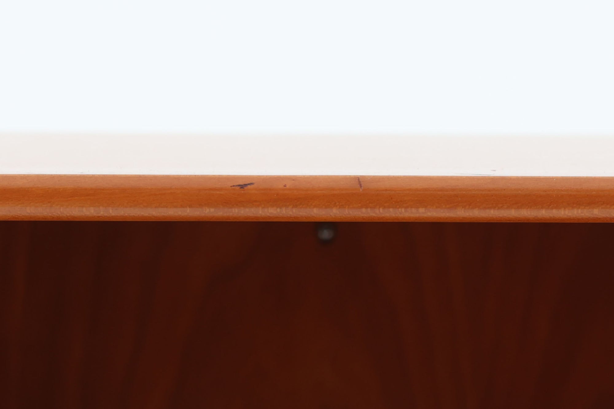 北欧より買い付けたmontana社製のユニットシェルフです。北欧デンマーク発祥のモダンデザインの傑作です。モンタナは、機能性と美しさを絶妙に融合させ、カスタマイズ可能な家具で知られています。その中でも、montanaのシェルフはその傑出したデザインと高品質な製造で世界中のデザイン愛好者に愛されています。木目が美しいチェリーウッドが使用されています。