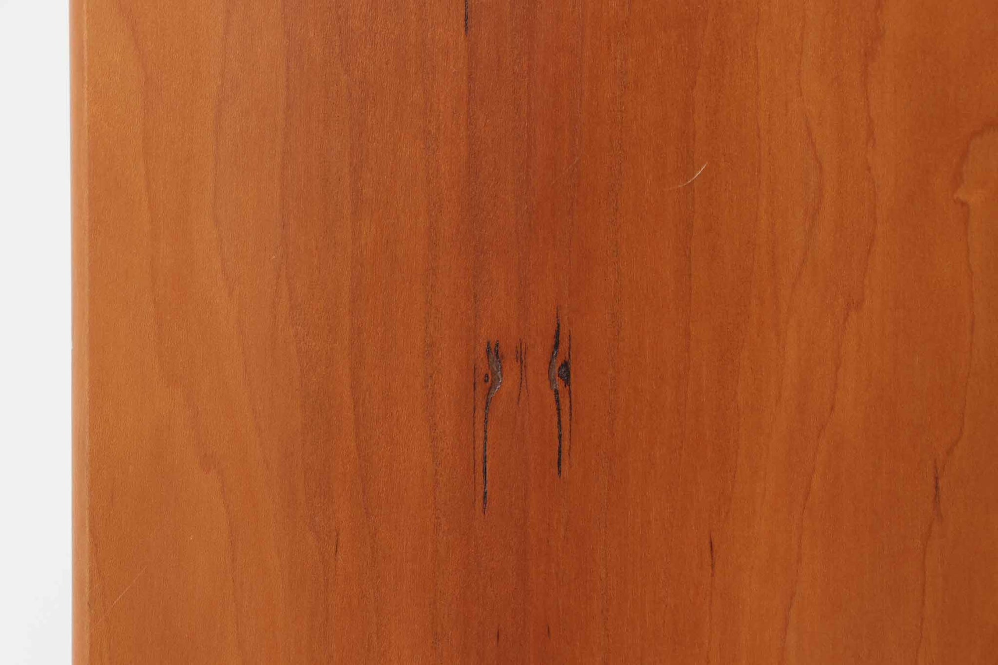 北欧より買い付けたmontana社製のユニットシェルフです。北欧デンマーク発祥のモダンデザインの傑作です。モンタナは、機能性と美しさを絶妙に融合させ、カスタマイズ可能な家具で知られています。その中でも、montanaのシェルフはその傑出したデザインと高品質な製造で世界中のデザイン愛好者に愛されています。木目が美しいチェリーウッドが使用されています。