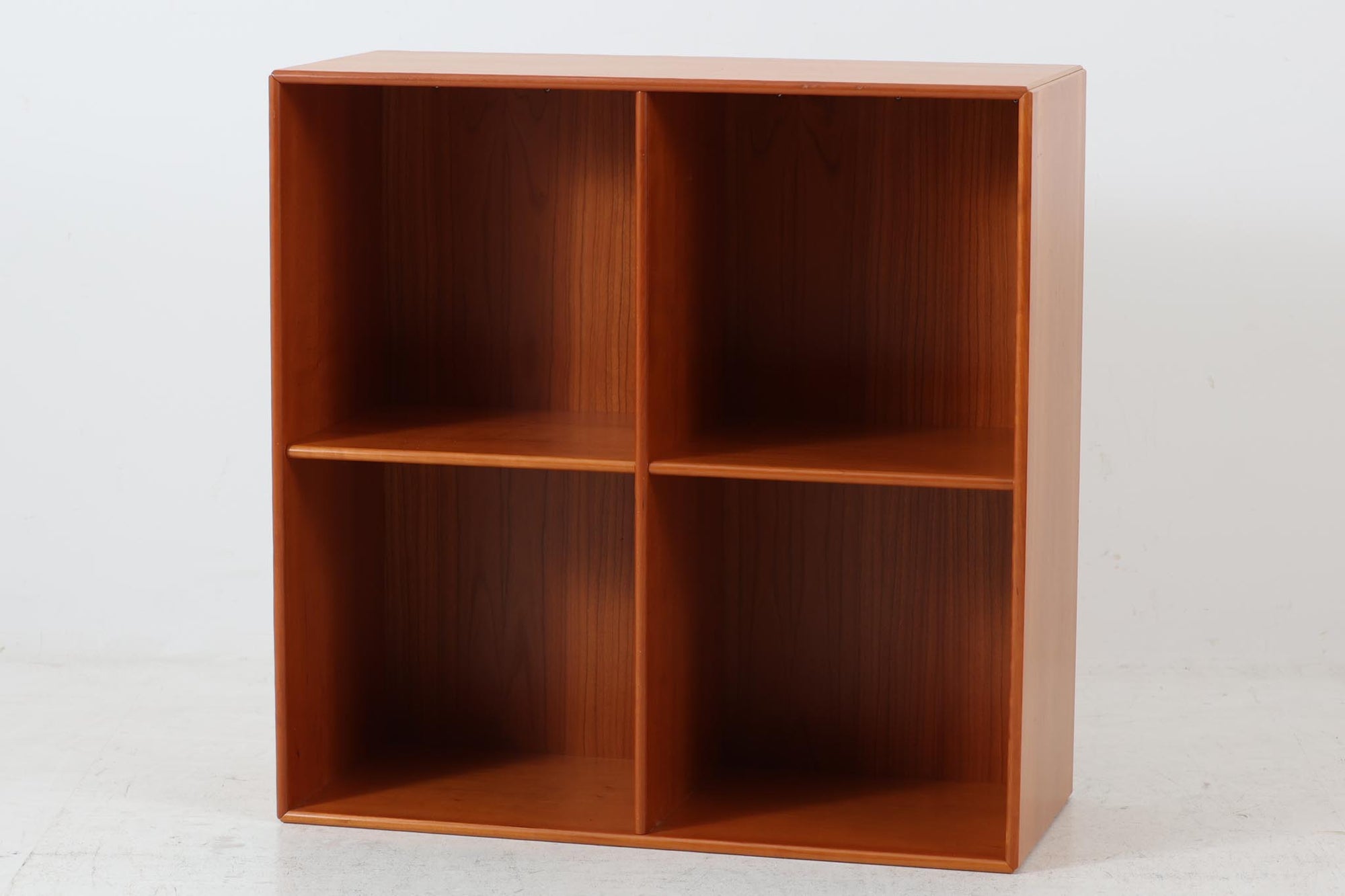 北欧より買い付けたmontana社製のユニットシェルフです。ユニットは組み合わせたり、壁面に取り付けたりと拡張性があるため、デンマークで長く愛されています。木目が美しいチェリーウッドが使用されています。