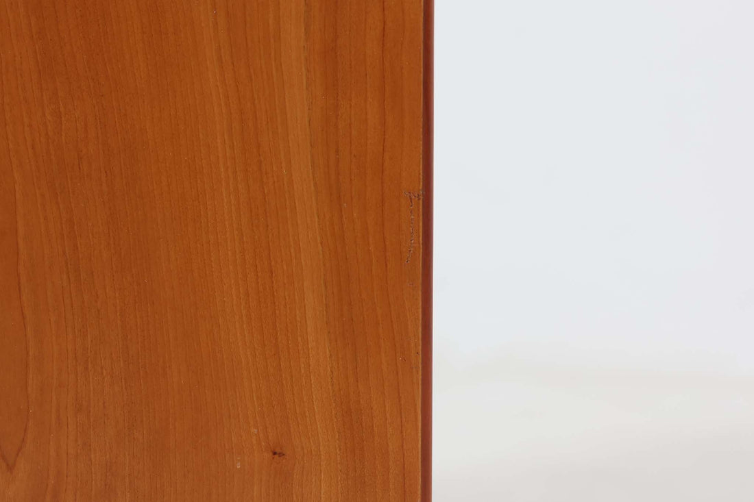 北欧より買い付けたMontana社製のユニットシェルフです。ユニットは組み合わせたり、壁面に取り付けたりと拡張性があるため、デンマークで長く愛されています。木目が美しいチェリーウッドが使用されています。