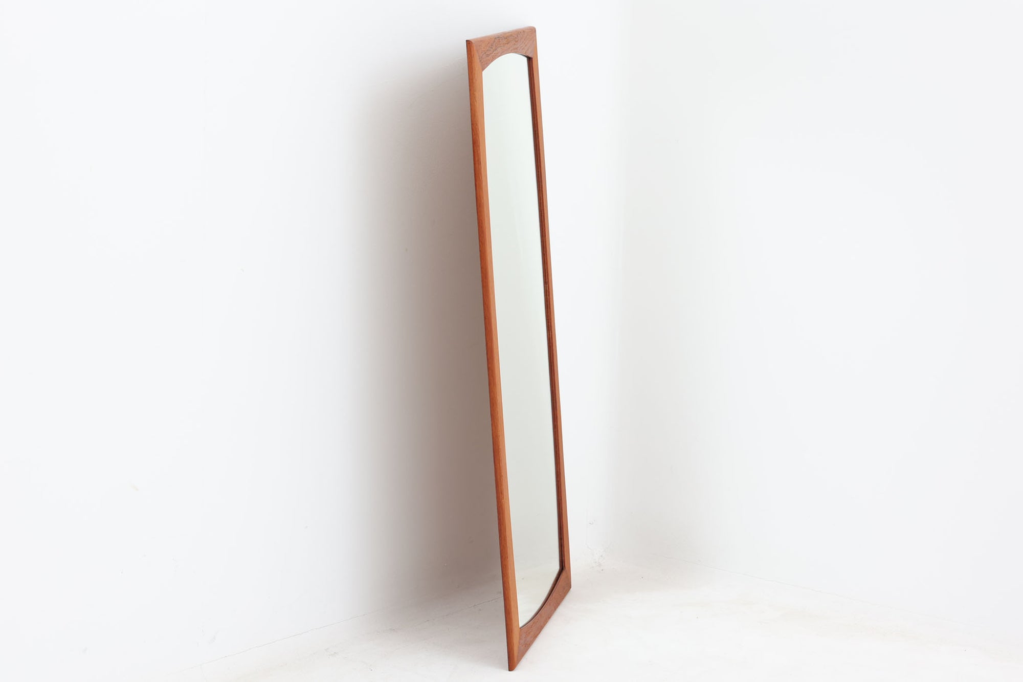 北欧より買い付けたビンテージミラーです。フレームにはチーク無垢材が贅沢に使用されています。背面に壁掛け用の金具が御座いますので、壁に掛けてもご使用いただけます。