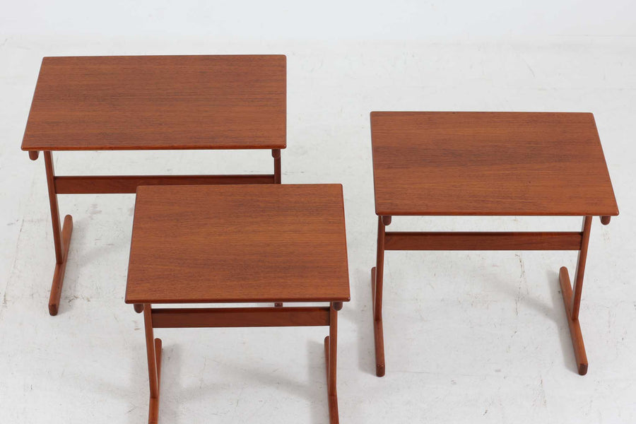 デンマークより買い付けたネストテーブルです。良質なチーク材が使用されており高級感がございます。脚の形が特徴的なデザインです。