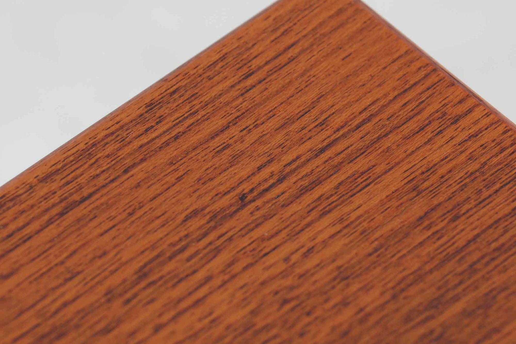 デンマークより買い付けたネストテーブルです。良質なチーク材が使用されており高級感がございます。脚の形が特徴的なデザインです。