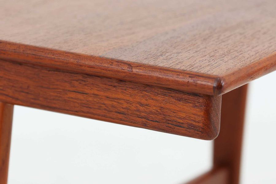 デンマークより買い付けたネストテーブルです。良質なチーク材が使用されており高級感がございます。脚の形が特徴的なデザインです。