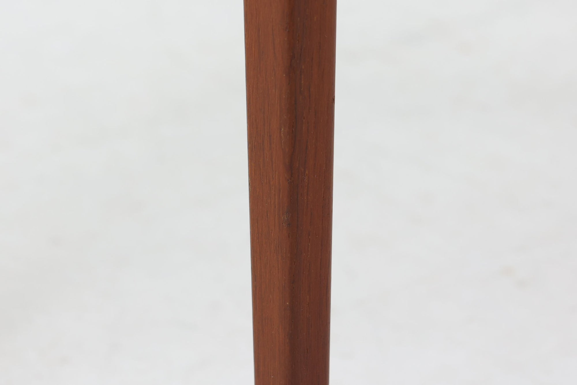 デンマークより買い付けたサイドチェストです。電話台やFAX台としてもご使用いただけます。小ぶりで可愛らしいデザインです。