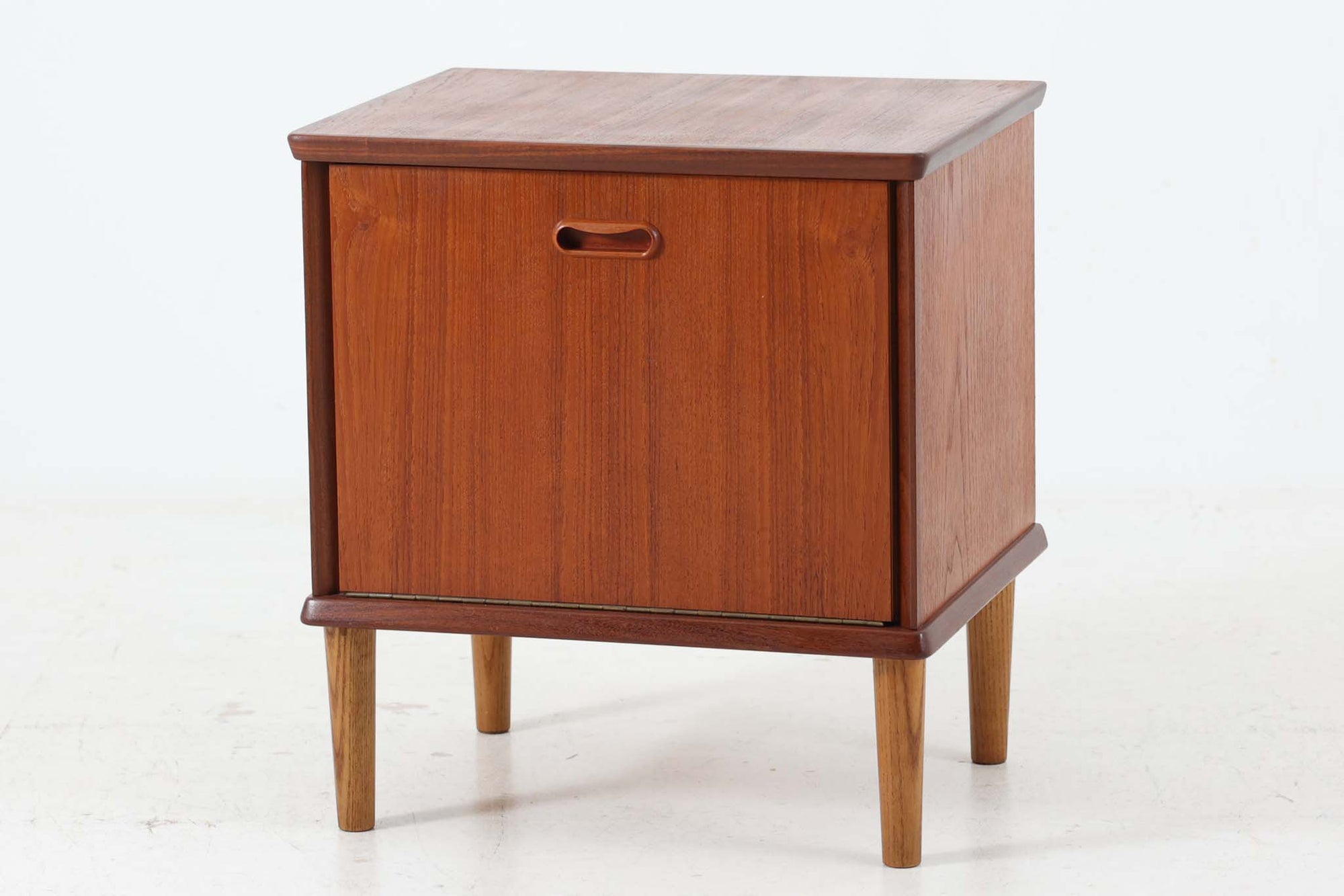 デンマークより買い付けたキャビネットです。小ぶりで可愛らしいデザインです。本体には良質なチーク材、脚部にはオーク材が使用されています。