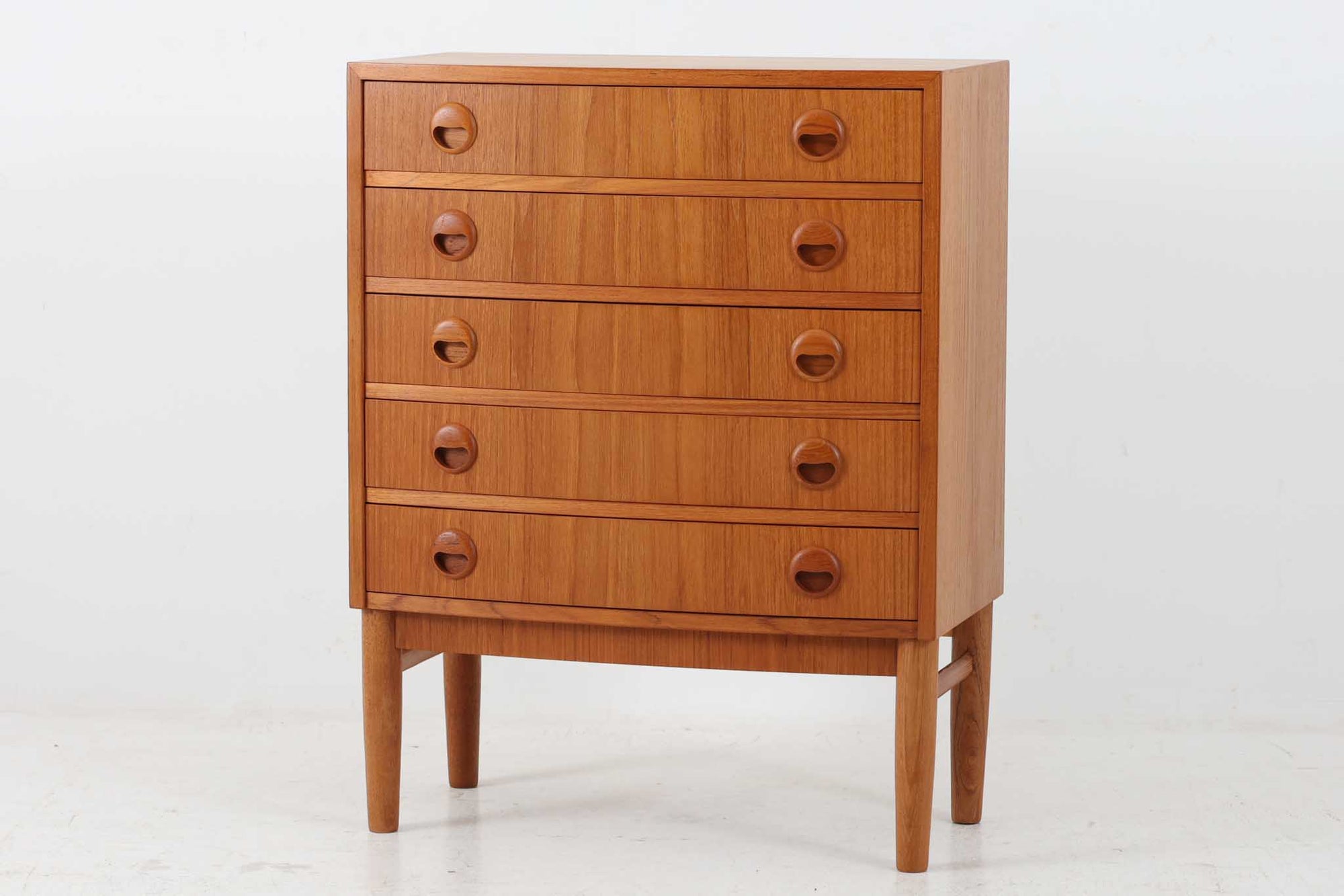 「カイ・クリスチャンセン」デザインの取っ手が特徴的なチェストです。良質なチーク材が使用されています。大型のモデルもありますが、こちらは小ぶりで可愛らしいタイプの物です。良質なチーク材が使用されています。