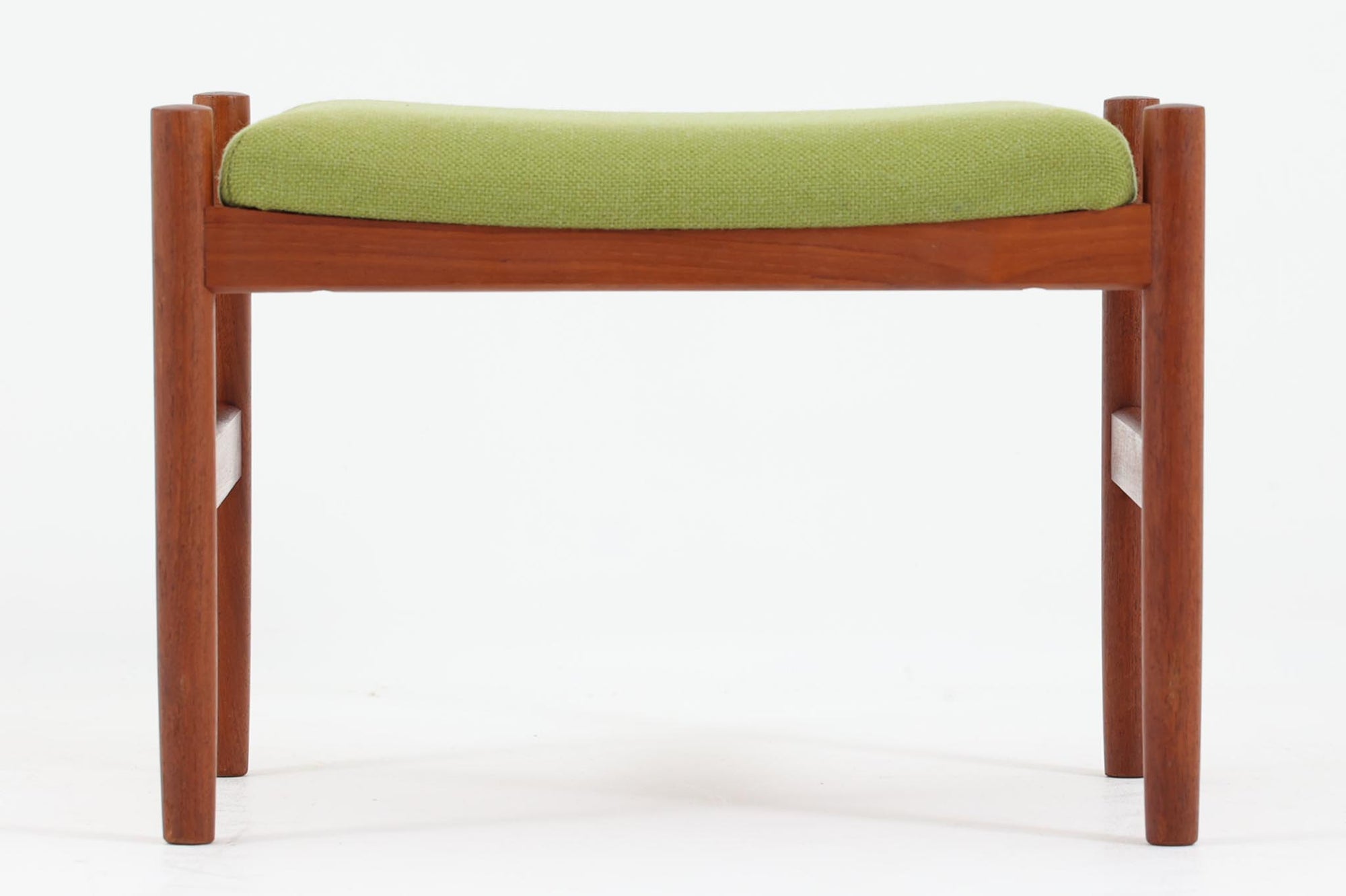 デンマーク製のスツールと言えばこちらの形状を思い浮かべる方も多いと思います。チーク無垢材が使用された細身のフレームは、すっきりとしたデザインで、空間に洗練された雰囲気をもたらします。軽量で持ち運びが容易なので、必要に応じて場所を移動するのも簡単です。さらに、座面を張り替えることで、スツールの表情を自由に変え、個性を演出することも可能です。長くご使用いただけると思います。