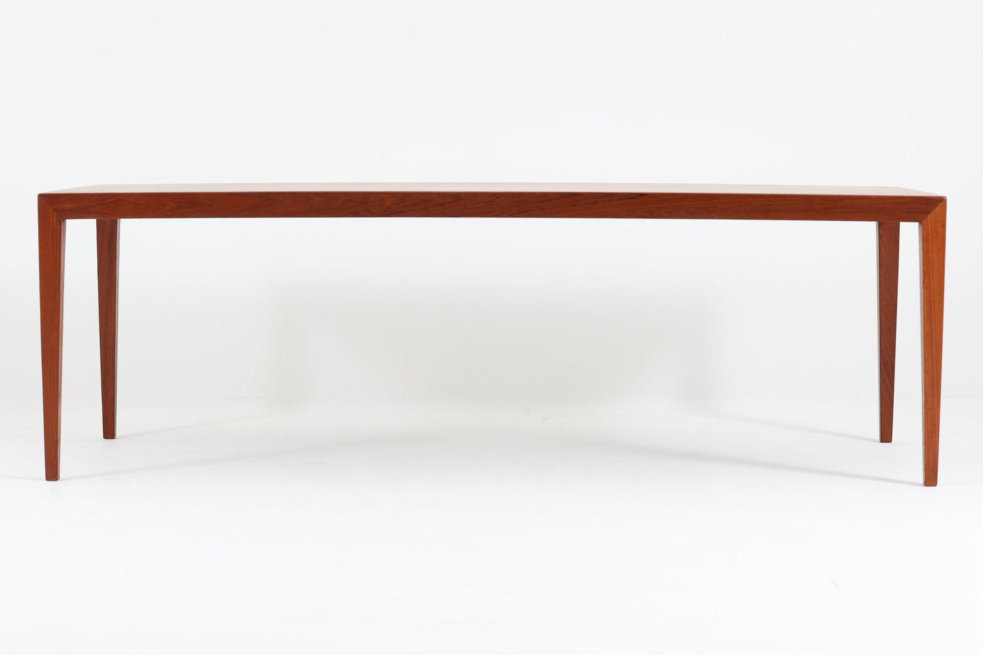 北欧ビンテージ家具の代表的な一つ、Severin Hansen Jr.デザインのセンターテーブルです。このテーブルは、Denmarkの名門家具メーカーであるHaslev社によって製造されています。特に脚のジョイントが特徴的であり、上質なチーク材が使用されています。シンプルでありながらも洗練されたデザインで、どんなインテリアにも調和し、すっきりとした空間を演出します。