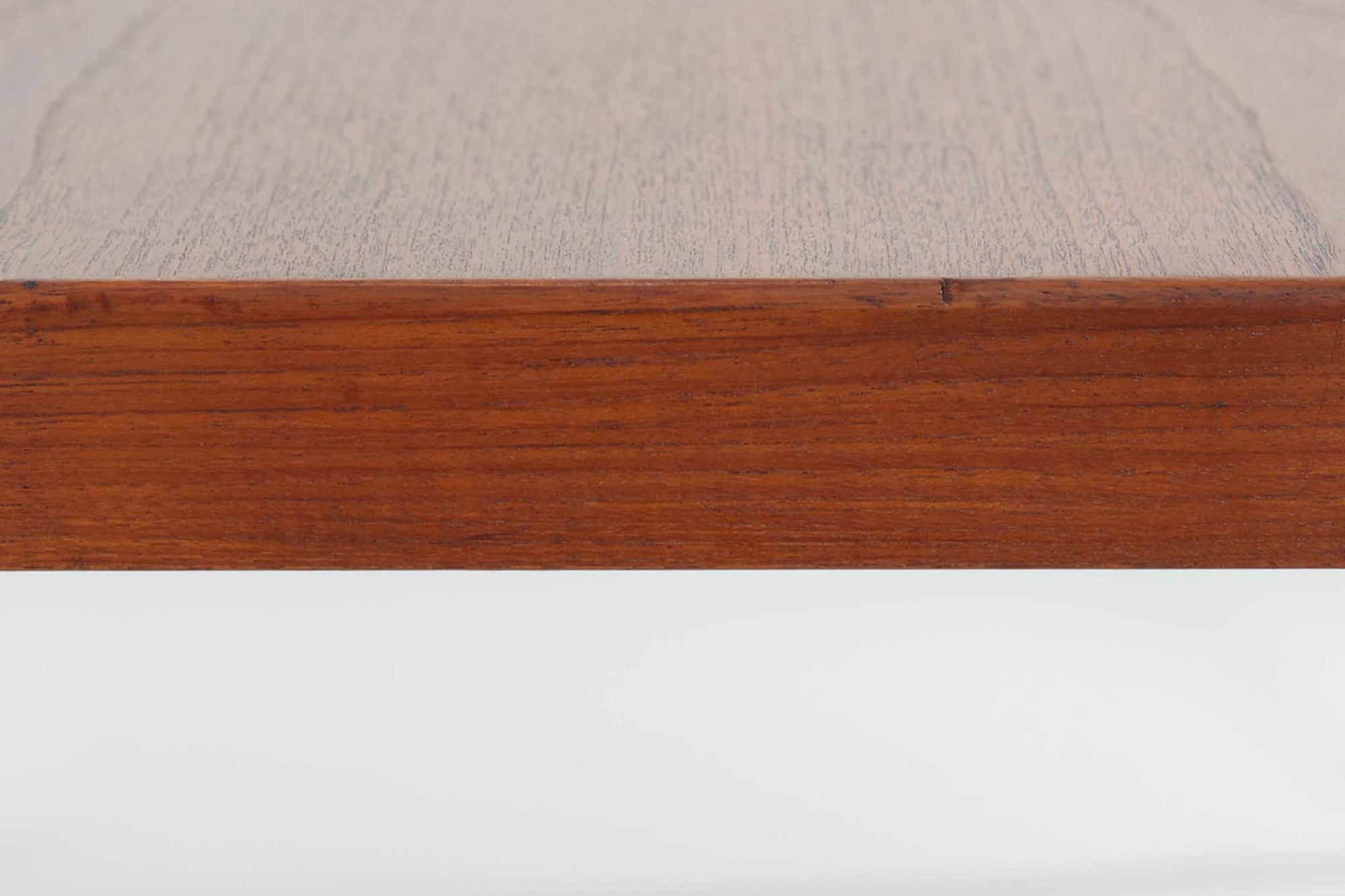 北欧ビンテージ家具の代表的な一つ、Severin Hansen Jr.デザインのセンターテーブルです。このテーブルは、Denmarkの名門家具メーカーであるHaslev社によって製造されています。特に脚のジョイントが特徴的であり、上質なチーク材が使用されています。シンプルでありながらも洗練されたデザインで、どんなインテリアにも調和し、すっきりとした空間を演出します。