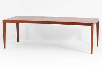 北欧ビンテージ家具の代表的な一つ、Severin Hansen Jr.デザインのセンターテーブルです。このテーブルは、Denmarkの名門家具メーカーであるHaslev社によって製造されています。特に脚のジョイントが特徴的であり、上質なチーク材が使用されています。シンプルでありながらも洗練されたデザインで、どんなインテリアにも調和し、すっきりとした空間を演出します。