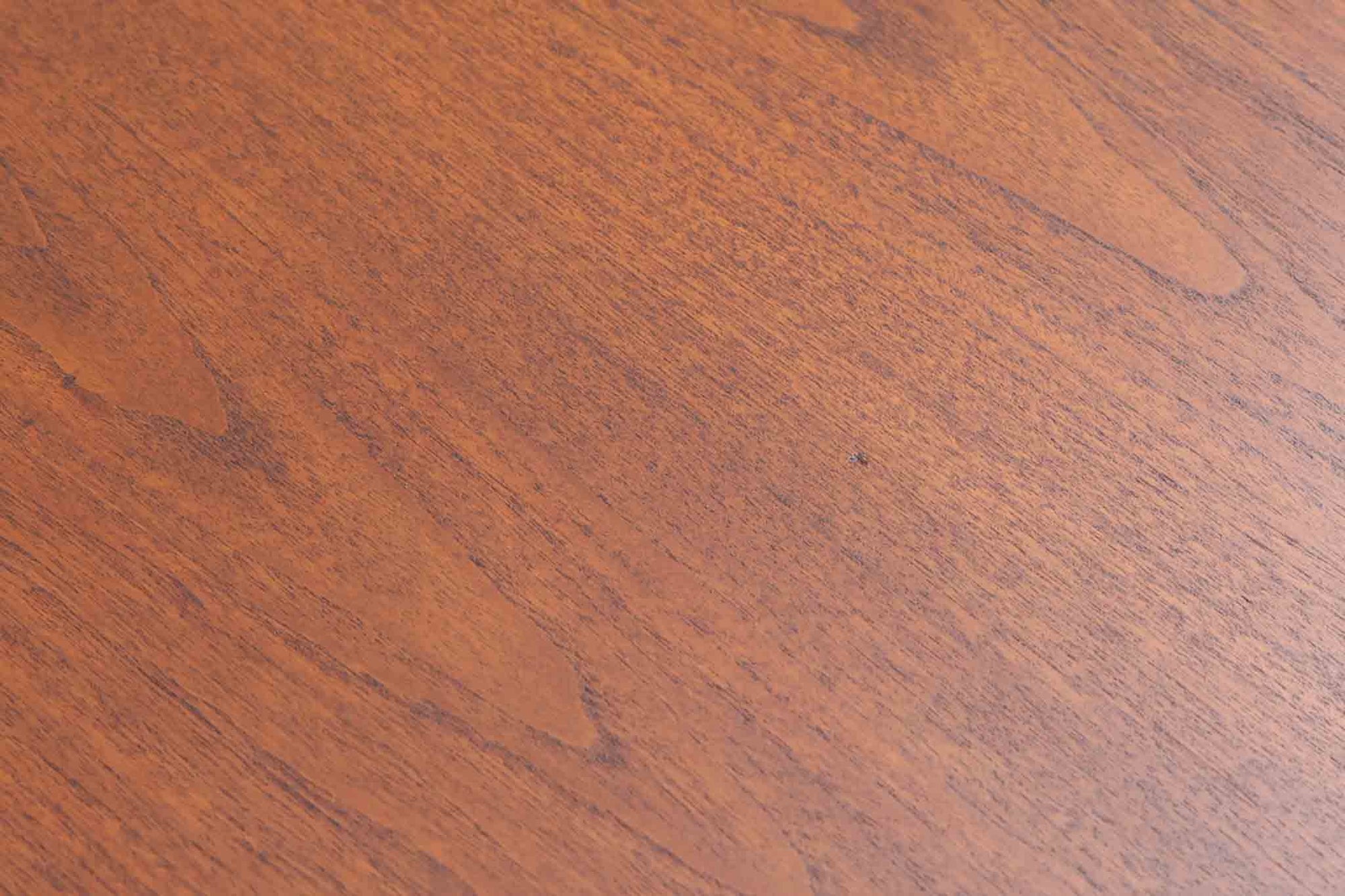 北欧ビンテージ家具の代表的な一つ、Severin Hansen Jr.デザインのセンターテーブルです。このテーブルは、Denmarkの名門家具メーカーであるHaslev社によって製造されています。特に脚のジョイントが特徴的であり、上質なチーク材が使用されています。シンプルでありながらも洗練されたデザインで、どんなインテリアにも調和し、すっきりとした空間を演出します。