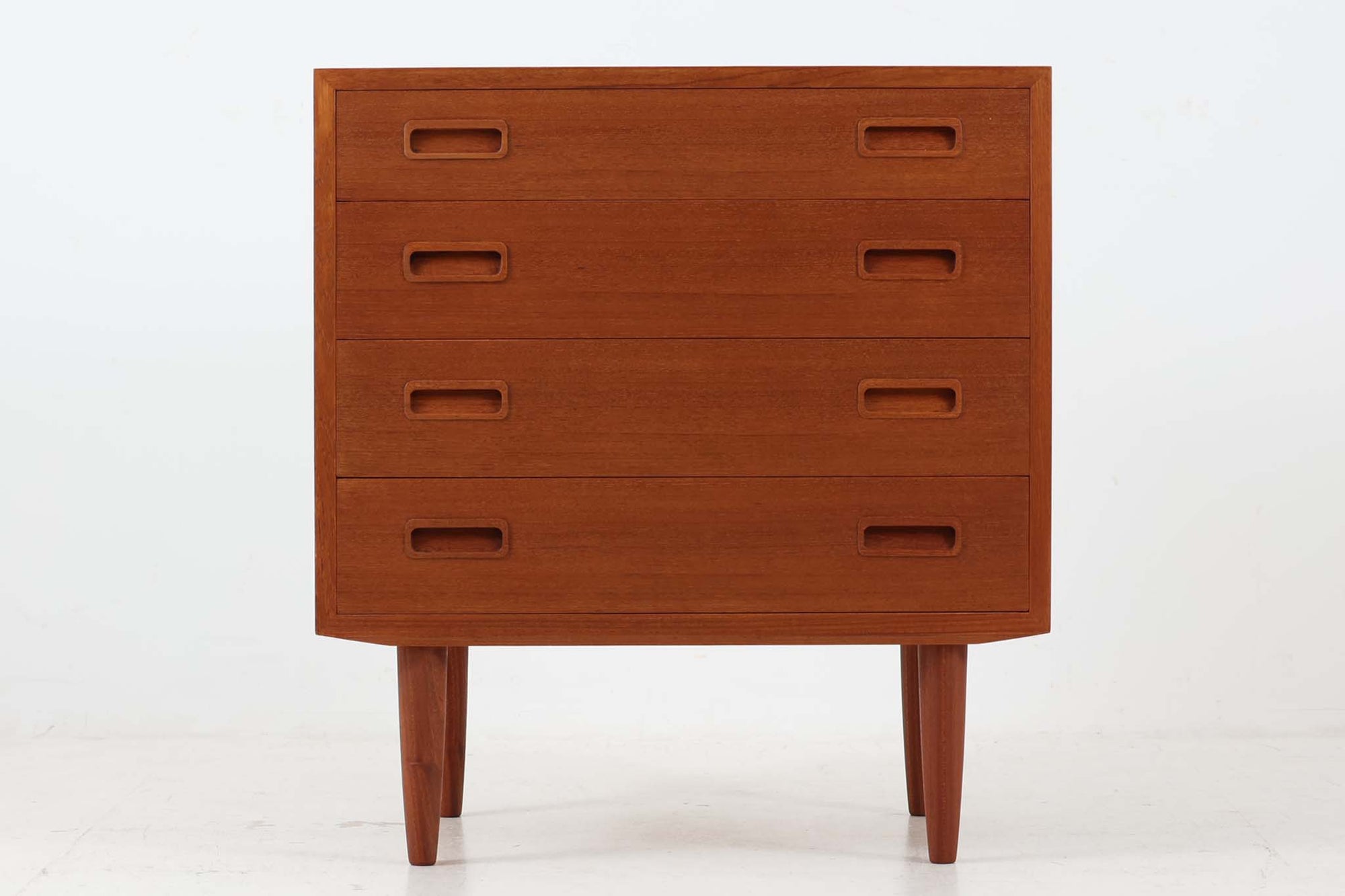 デンマークより買い付けた4段チェストです。PoulHundevadデザインのクオリティーの高い作品で、デンマークの品質基準を満たした「DANISHFURNITUREmAKE'SCONTROL」の刻印がございます。