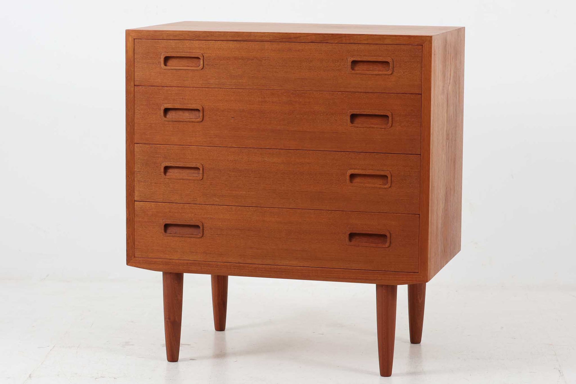 デンマークより買い付けた4段チェストです。PoulHundevadデザインのクオリティーの高い作品で、デンマークの品質基準を満たした「DANISHFURNITUREmAKE'SCONTROL」の刻印がございます。