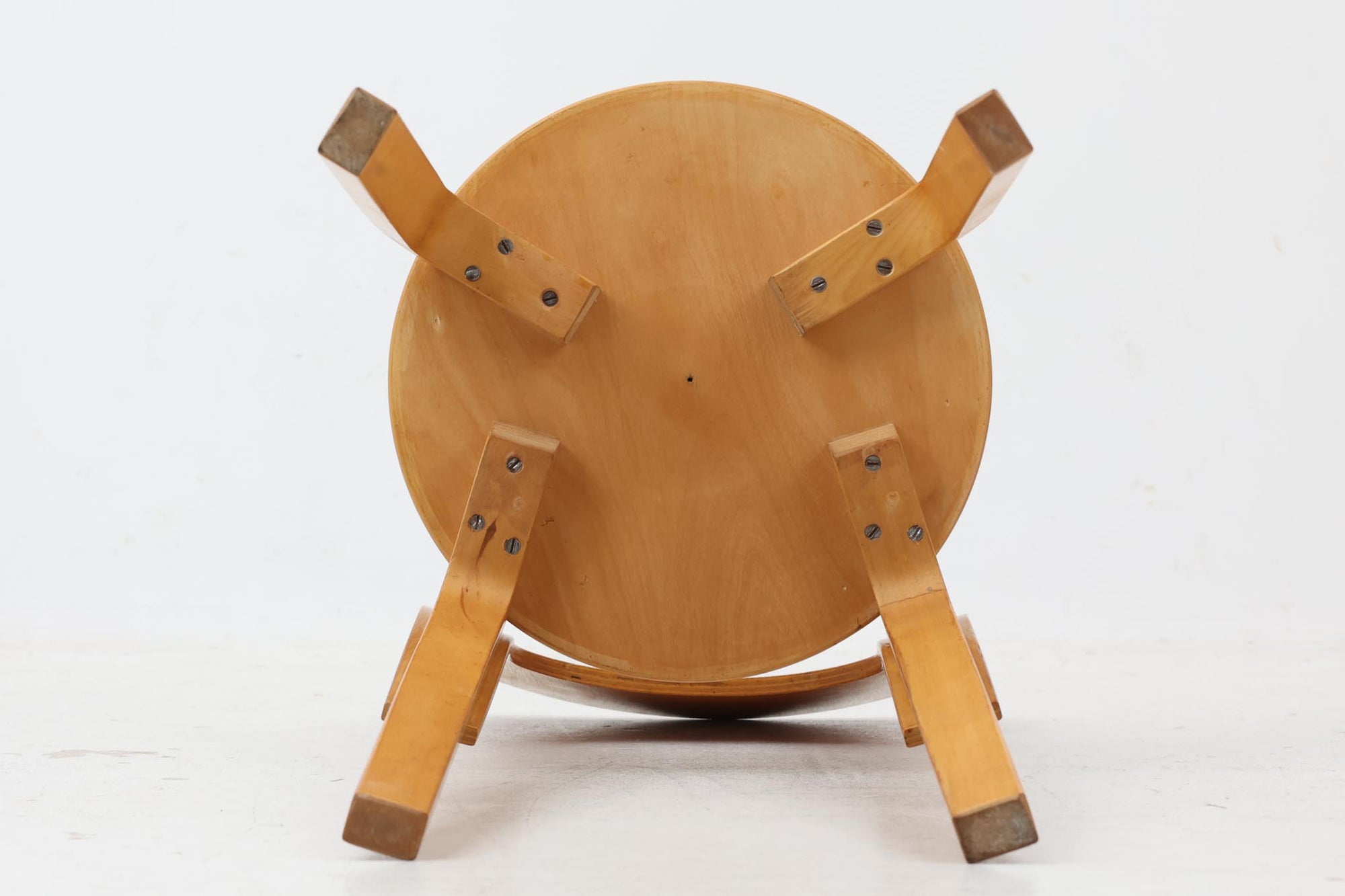 北欧より買い付けたアルヴァ・アアルトデザインNo66チェアです。経年により色味が濃くなったバーチ材が魅力的です。マイナスビスが使用された古いタイプは現地でも少なくなってきております。