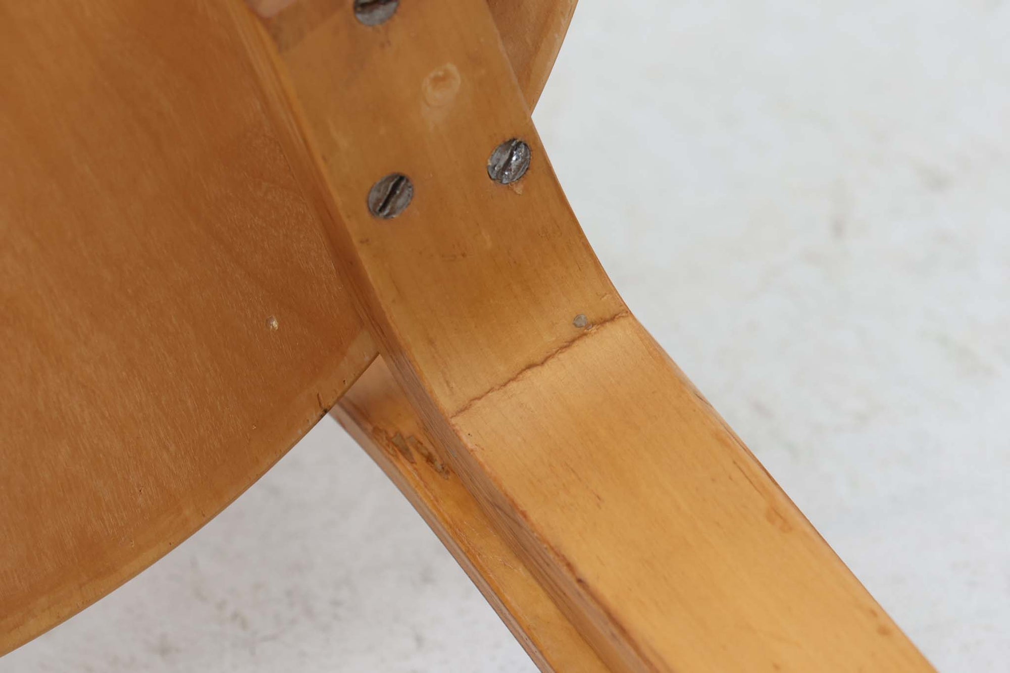 北欧より買い付けたアルヴァ・アアルトデザインNo66チェアです。経年により色味が濃くなったバーチ材が魅力的です。マイナスビスが使用された古いタイプは現地でも少なくなってきております。