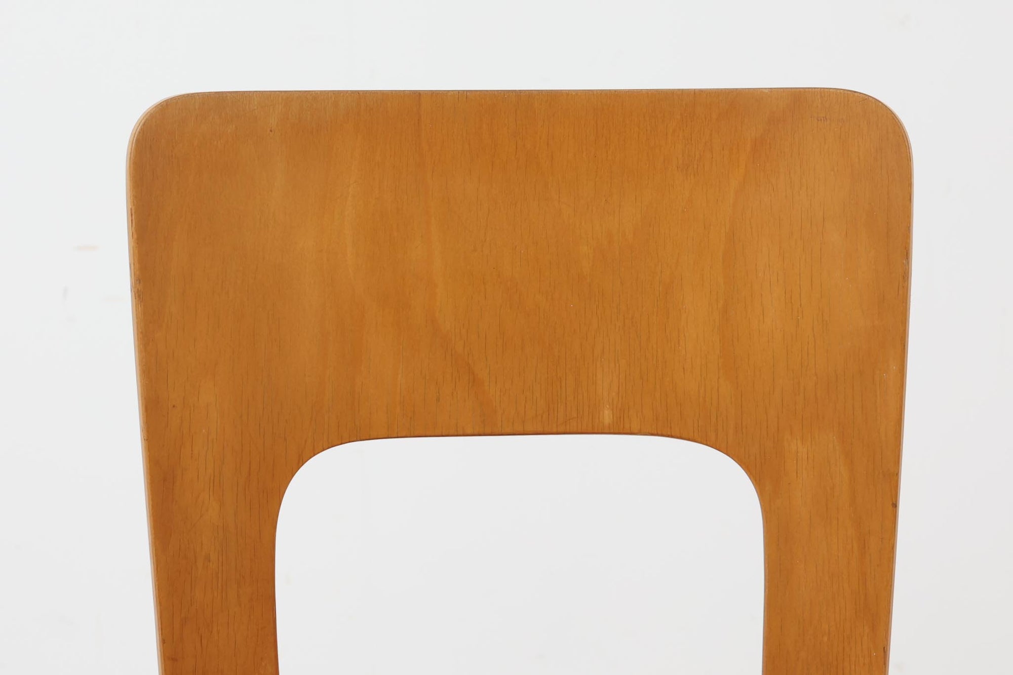 北欧より買い付けたアルヴァ・アアルトデザインNo66チェアです。経年により色味が濃くなったバーチ材が魅力的です。マイナスビスが使用された古いタイプは現地でも少なくなってきております。