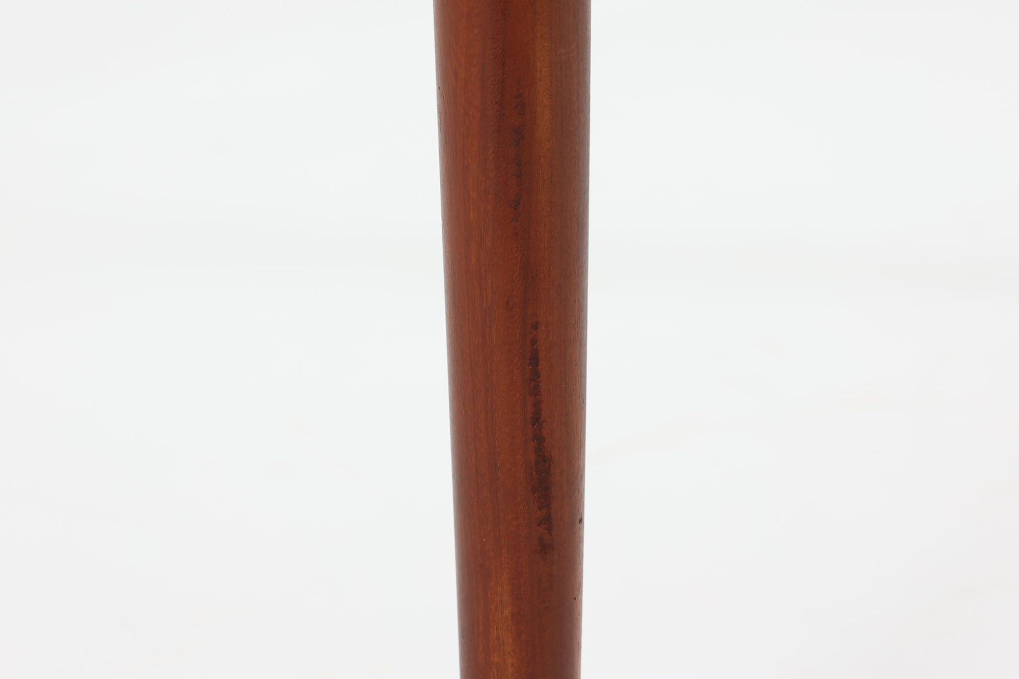 北欧より買い付けた小ぶりな片袖デスクです。片袖のデザインは、スタイリッシュかつコンパクトながら、十分な作業スペースを提供します。お子様の学習机としてもお使い頂けます。良質なチーク材が使用されており、綺麗な木目が特徴的です。