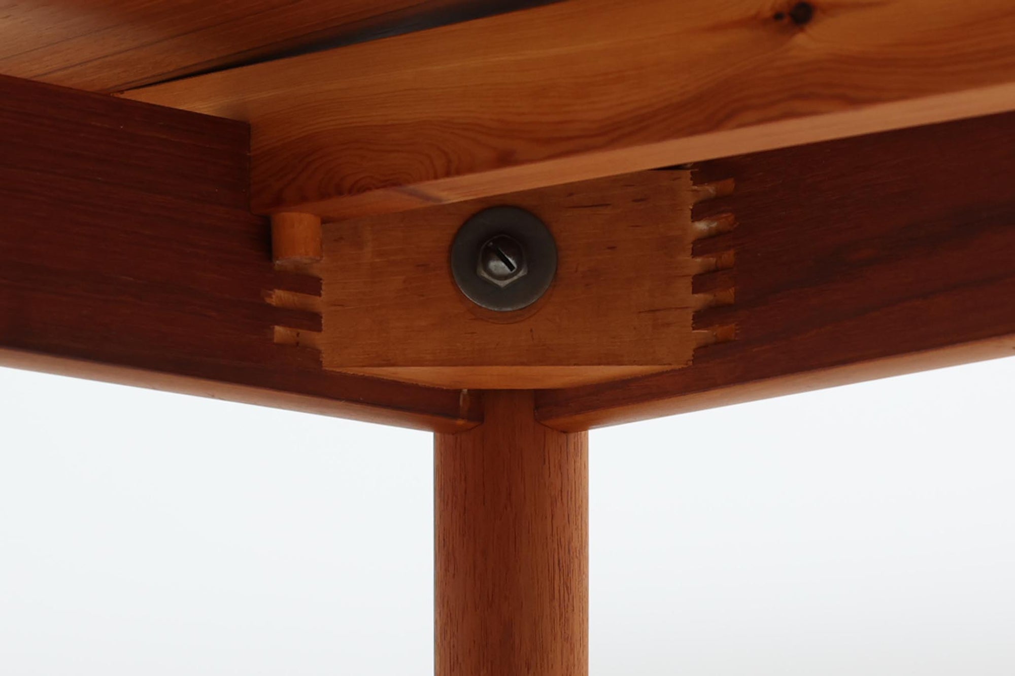 北欧から買い付けた、Hans J. Wegnerによるデザインのエクステンションダイニングテーブル、Andreas Tuck社製のAT316をご紹介します。このテーブルは1960年代頃にデザインされ、通常は最大4人が座ることができますが、エクステンション時には最大8人まで使用可能です。チーク材を使用した高級感あふれるテーブルは、現地デンマークで長く使用されていたものです。塗装の剥離と再塗装を施していますが、天板と拡張板にわずかな色味の差があります。しかしこれは使用するうちに目立たなくなるでしょう。時を経てもなお、美しいデザインと実用性を兼ね備えた、特別な一品です。