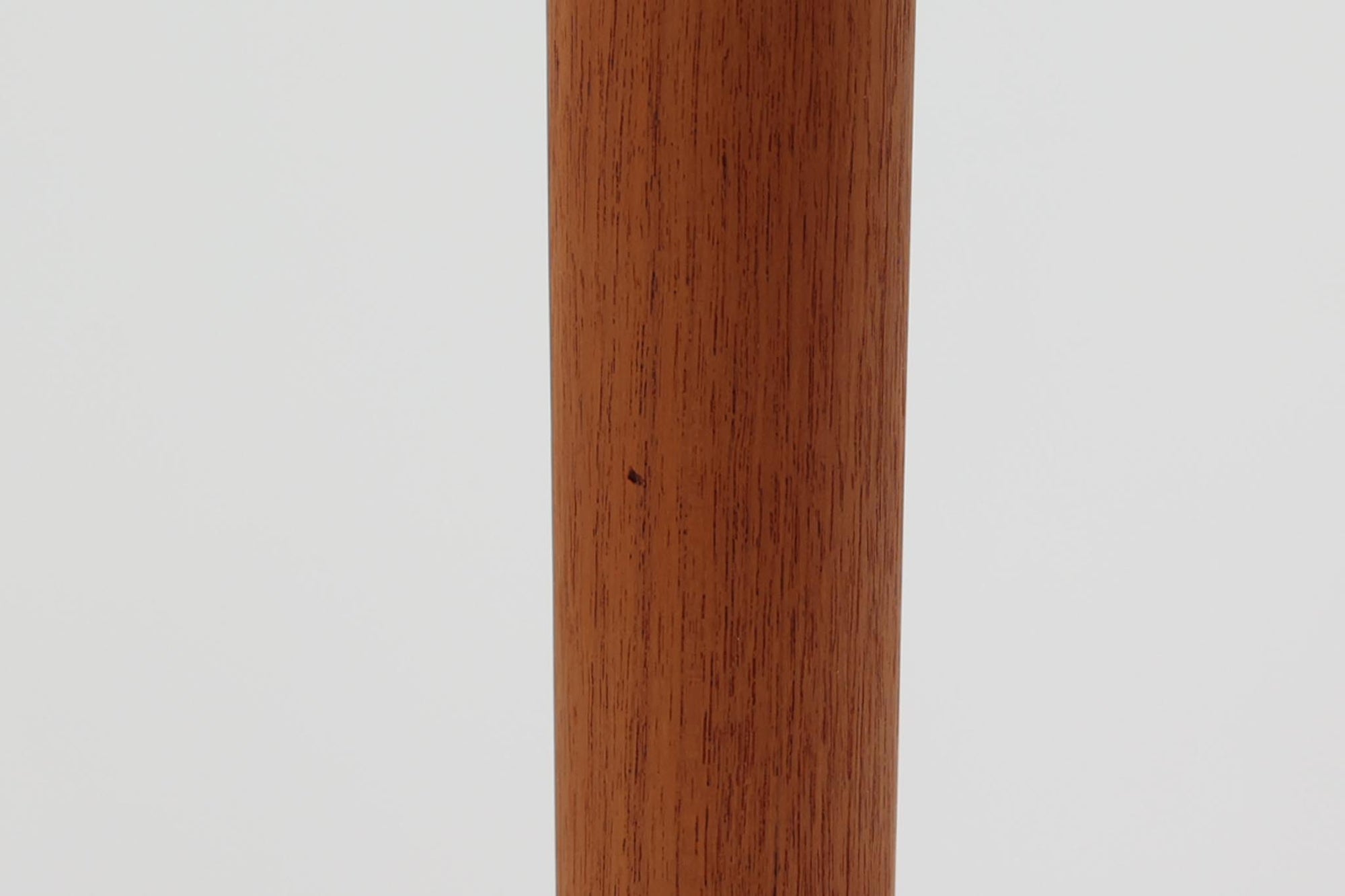 北欧から買い付けた、Hans J. Wegnerによるデザインのエクステンションダイニングテーブル、Andreas Tuck社製のAT316をご紹介します。このテーブルは1960年代頃にデザインされ、通常は最大4人が座ることができますが、エクステンション時には最大8人まで使用可能です。チーク材を使用した高級感あふれるテーブルは、現地デンマークで長く使用されていたものです。塗装の剥離と再塗装を施していますが、天板と拡張板にわずかな色味の差があります。しかしこれは使用するうちに目立たなくなるでしょう。時を経てもなお、美しいデザインと実用性を兼ね備えた、特別な一品です。