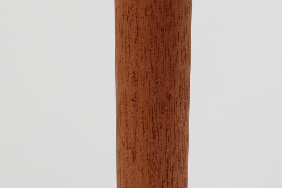 北欧から買い付けた、Hans J. Wegnerによるデザインのエクステンションダイニングテーブル、Andreas Tuck社製のAT316をご紹介します。このテーブルは1960年代頃にデザインされ、通常は最大4人が座ることができますが、エクステンション時には最大8人まで使用可能です。チーク材を使用した高級感あふれるテーブルは、現地デンマークで長く使用されていたものです。塗装の剥離と再塗装を施していますが、天板と拡張板にわずかな色味の差があります。しかしこれは使用するうちに目立たなくなるでしょう。時を経てもなお、美しいデザインと実用性を兼ね備えた、特別な一品です。