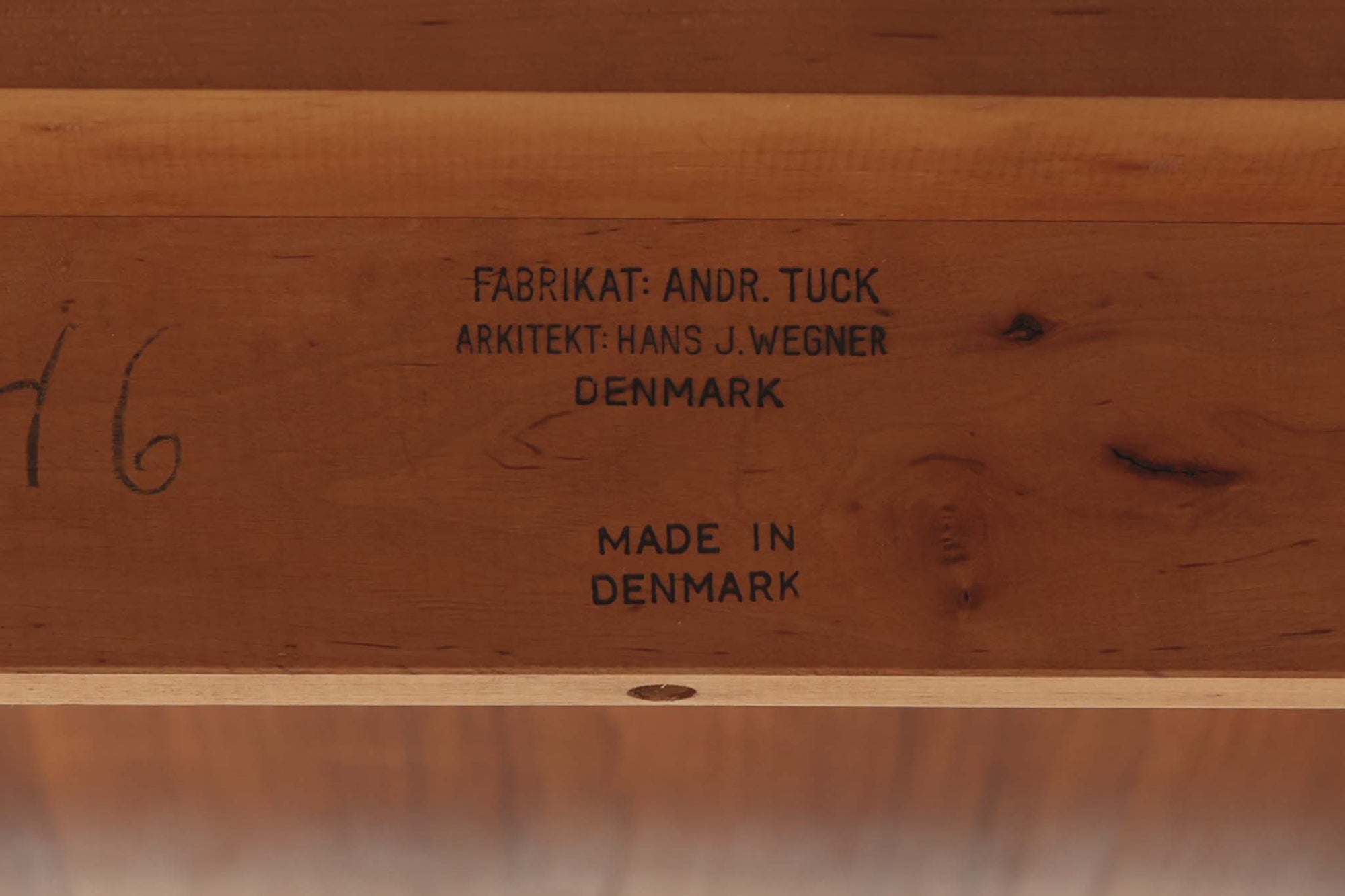 北欧から買い付けた、Hans J. Wegnerによるデザインのエクステンションダイニングテーブル、Andreas Tuck社製のAT316をご紹介します。このテーブルは1960年代頃にデザインされ、通常は最大4人が座ることができますが、エクステンション時には最大8人まで使用可能です。チーク材を使用した高級感あふれるテーブルは、現地デンマークで長く使用されていたものです。塗装の剥離と再塗装を施していますが、天板と拡張板にわずかな色味の差があります。しかしこれは使用するうちに目立たなくなるでしょう。時を経てもなお、美しいデザインと実用性を兼ね備えた、特別な一品です。