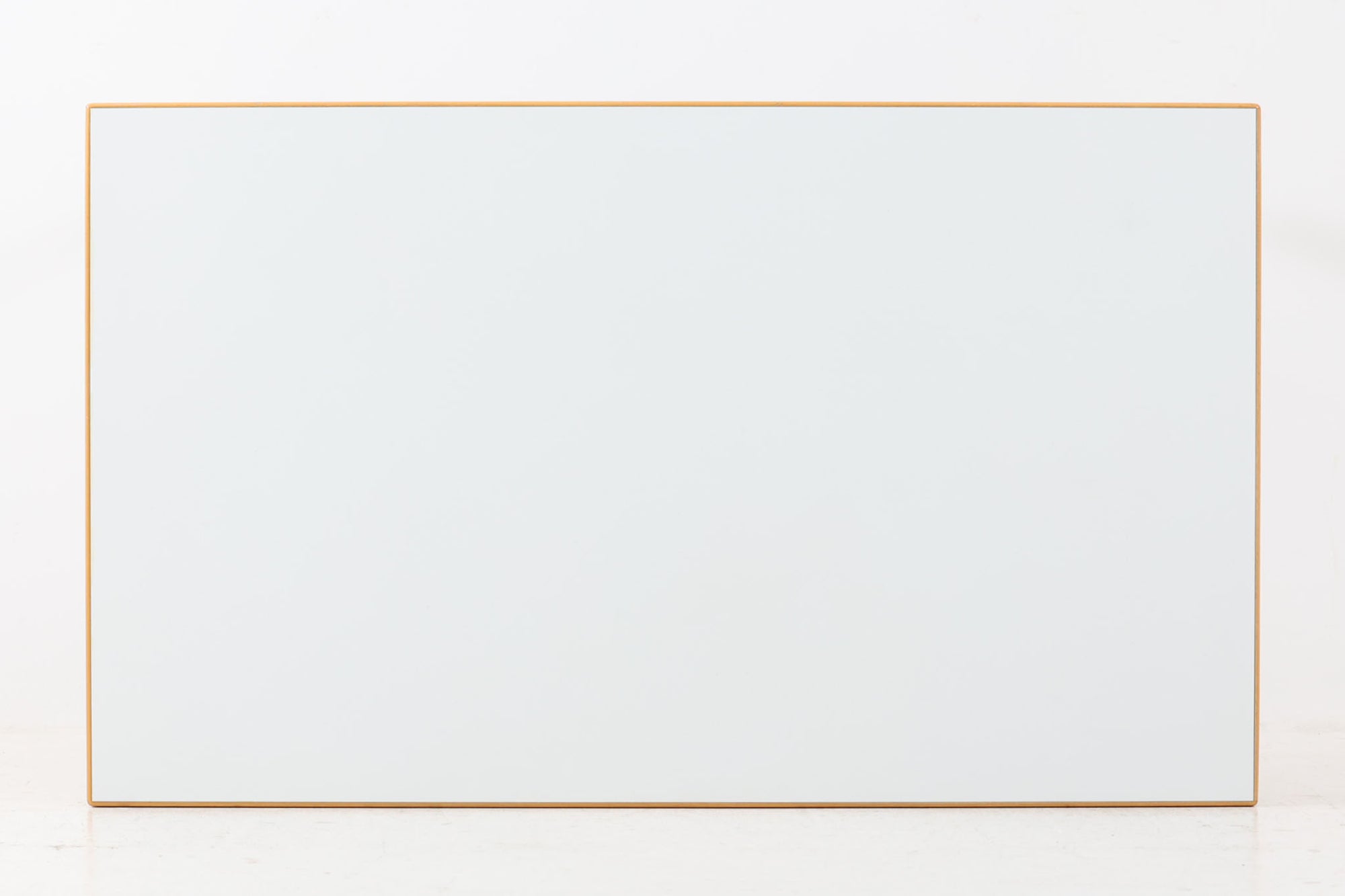 北欧より買い付けました。天板にはホワイトラミネートが使用されています。現行品には無い幅100cmタイプです。デスクとしてもお使いいただけます。