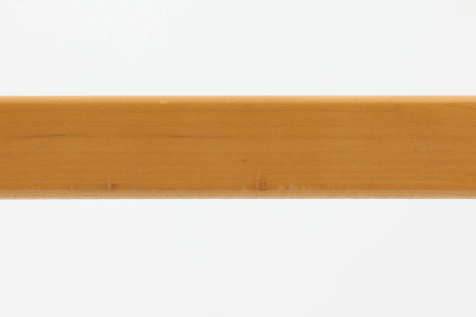 北欧より買い付けました。天板にはホワイトラミネートが使用されています。現行品には無い幅100cmタイプです。デスクとしてもお使いいただけます。