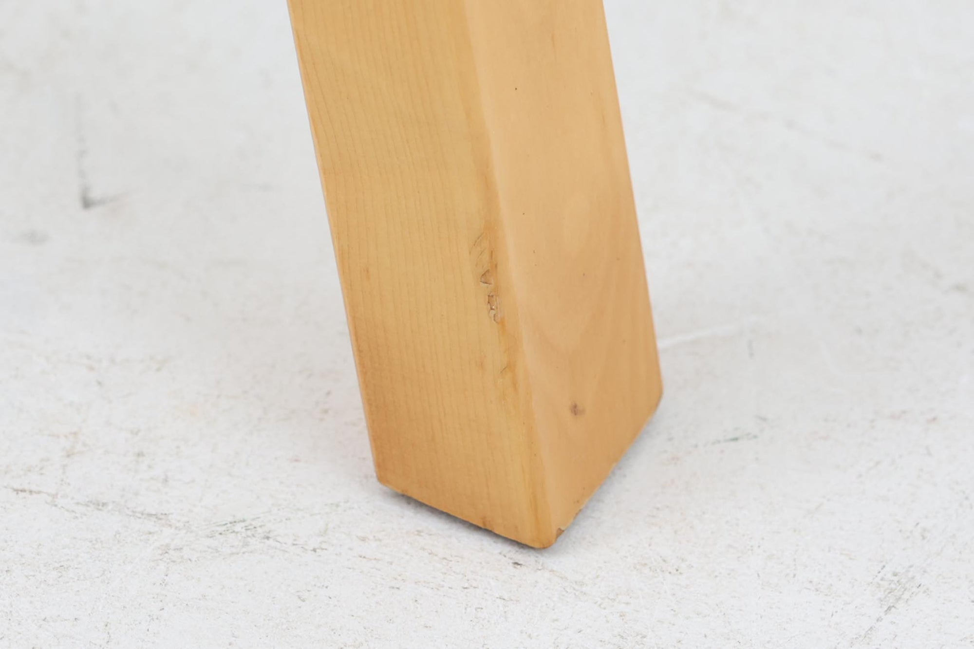 北欧より買い付けたアルヴァ・アアルトデザインNo66チェアです。非常にすっきりとしたフォルムで名作椅子ならではの風合いが感じられます。座面にはホワイトラミネートが使用されています。