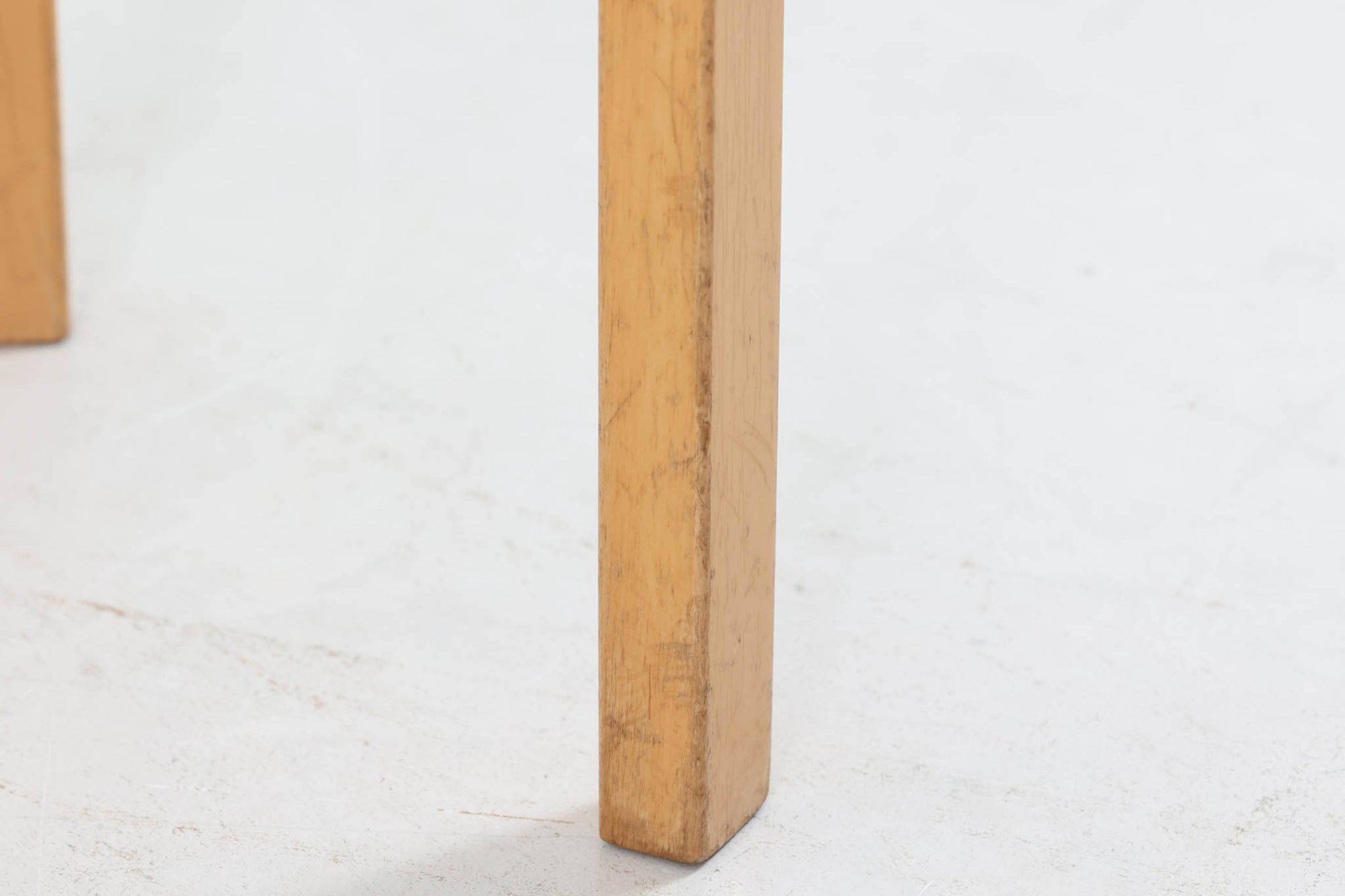 北欧より買い付けたアアルトデザインの1970年～1980年代頃に製造されたと思われるスツールです。座面に経年変化が楽しめるリノリウム素材が使用されています。経年により色味が濃くなったバーチ材が魅力的です。