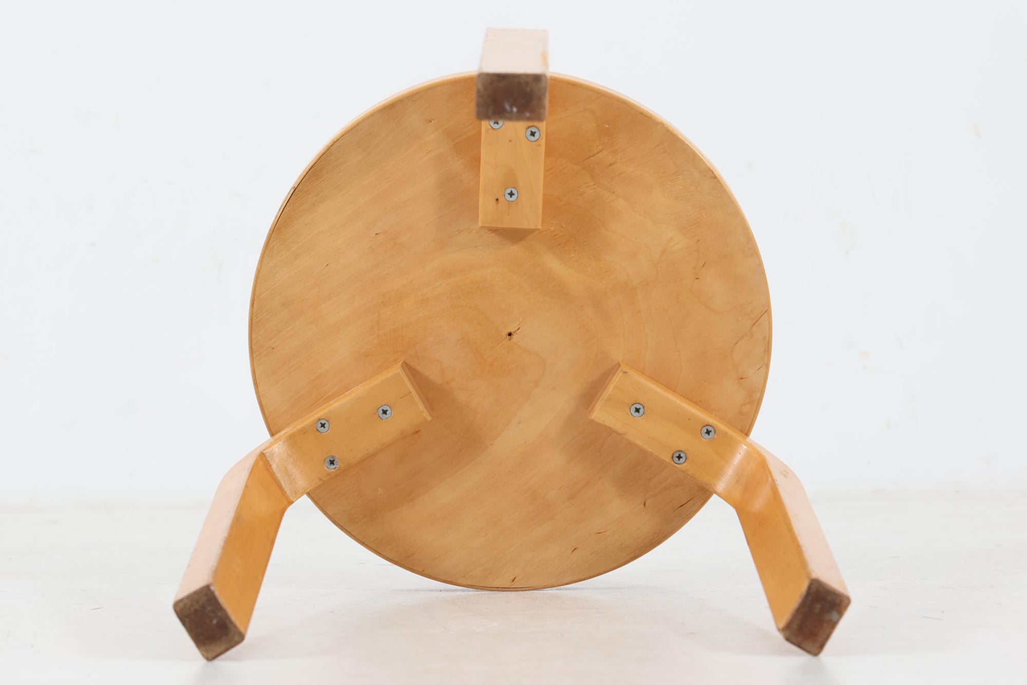 北欧より買い付けたアアルトデザインの1970年～1980年代頃に製造されたと思われるスツールです。座面に経年変化が楽しめるリノリウム素材が使用されています。経年により色味が濃くなったバーチ材が魅力的です。