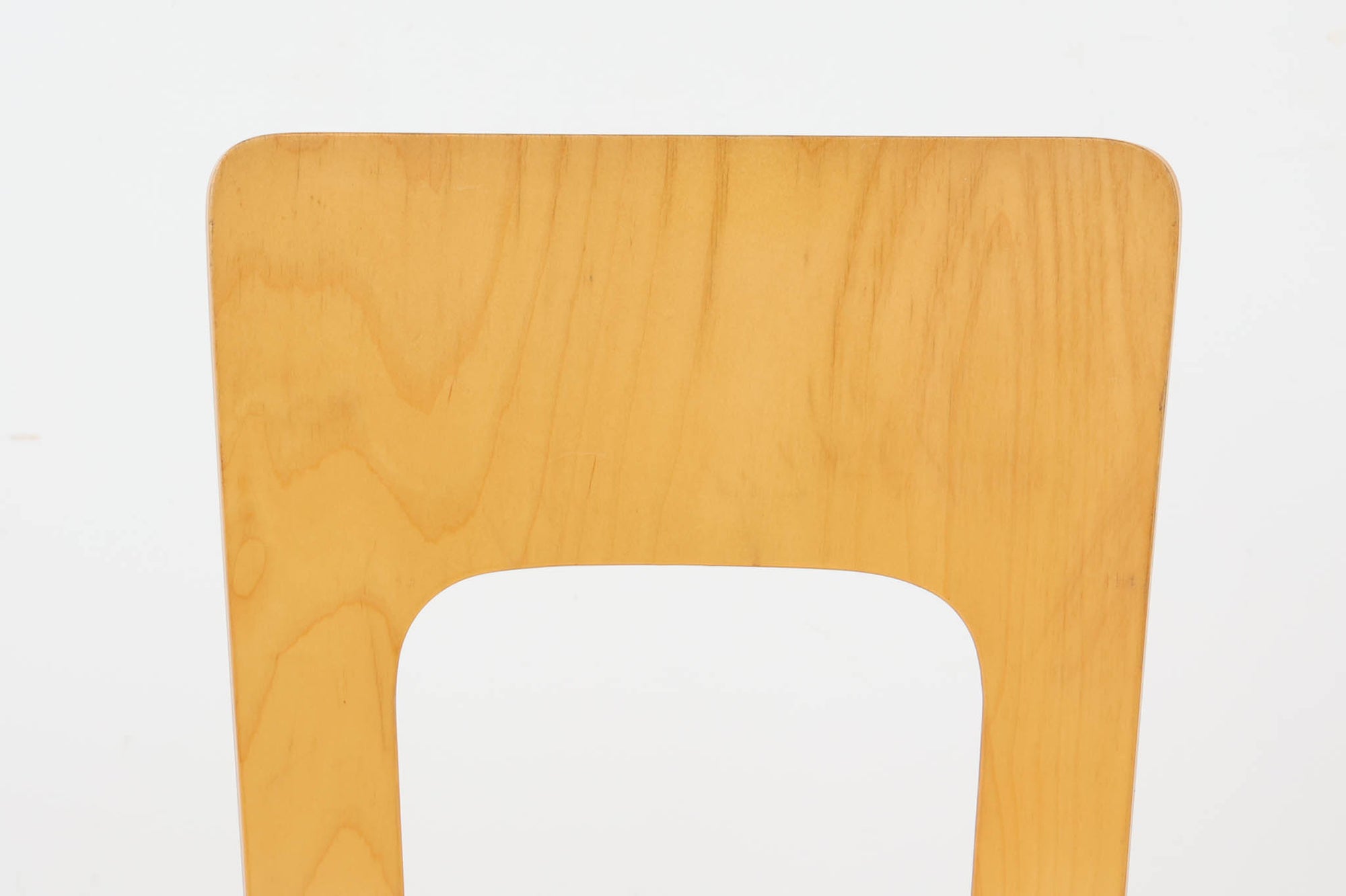 北欧より買い付けたアルヴァ・アアルトデザインNo66チェアです。非常にすっきりとしたフォルムで名作椅子ならではの風合いが感じられます。座面にはホワイトラミネートが使用されています。