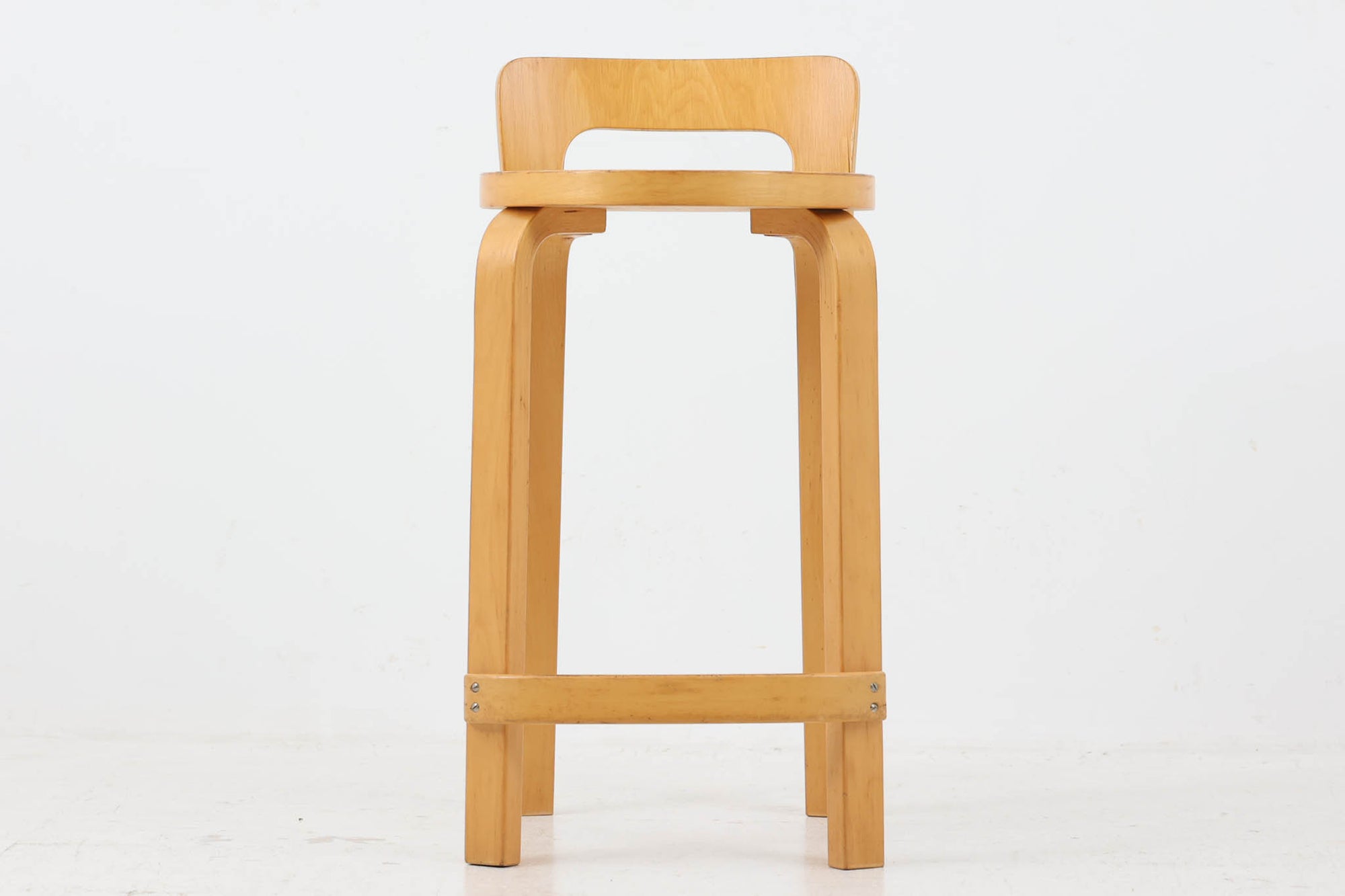 北欧より買い付けたアアルトデザインの1960～1970年代頃に製造されたと思われるハイチェアです。座面に経年変化が楽しめるリノリウム素材が使用されています。経年により色味が濃くなったバーチ材が魅力的です。マイナスビスが使用された古いタイプは現地でも少なくなってきております。