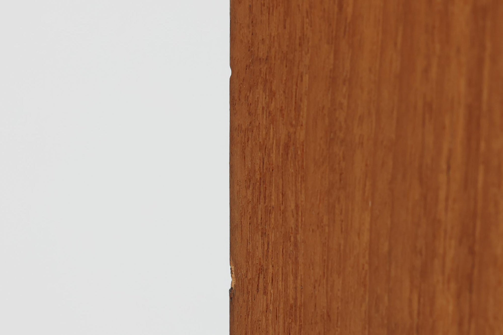 北欧より買い付けたライティングビューロです。チーク材が贅沢に使用されています。上段と下段の間に背板が無く、オープンとなっている珍しいデザインです。北欧家具ならではの機能的なライティングスペースが設けられており、使い勝手が良さそうです。ビンテージの温かみと機能性を兼ね備えたこの家具は、どんな空間にも調和してくれそうです。