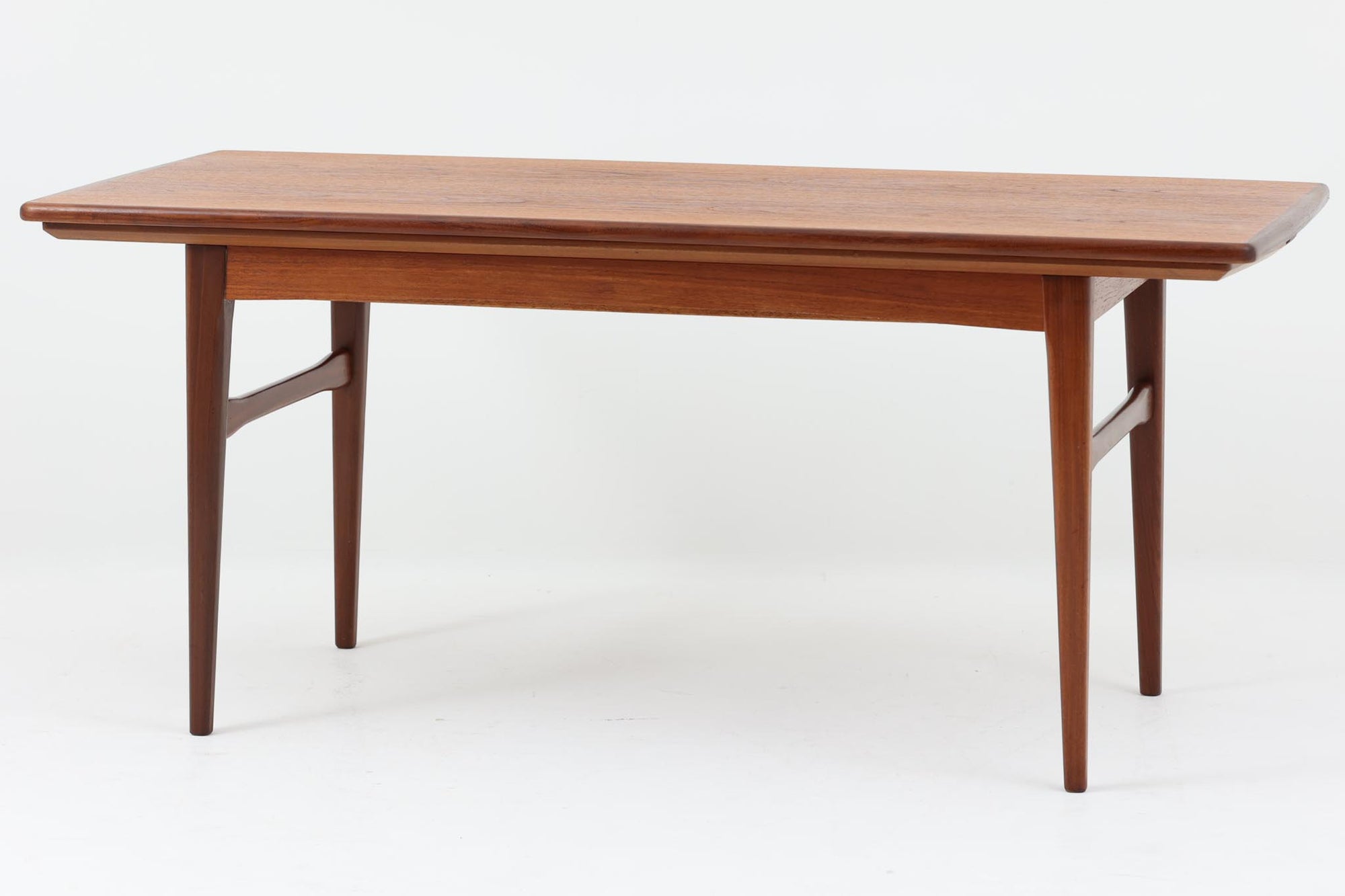 北欧より買い付けたビンテージのエレベーターテーブルです。名前の通り、天板を上下させて高さを調節できます。通常はソファの前に置いてセンターテーブルとして使用しますが、天板を引き上げるとダイニングテーブルとしても利用できます。さらに、天板の下には2枚のエクステンション板が付いており、引き出すだけで天板を拡張できます。上質なチーク材が使用されています。