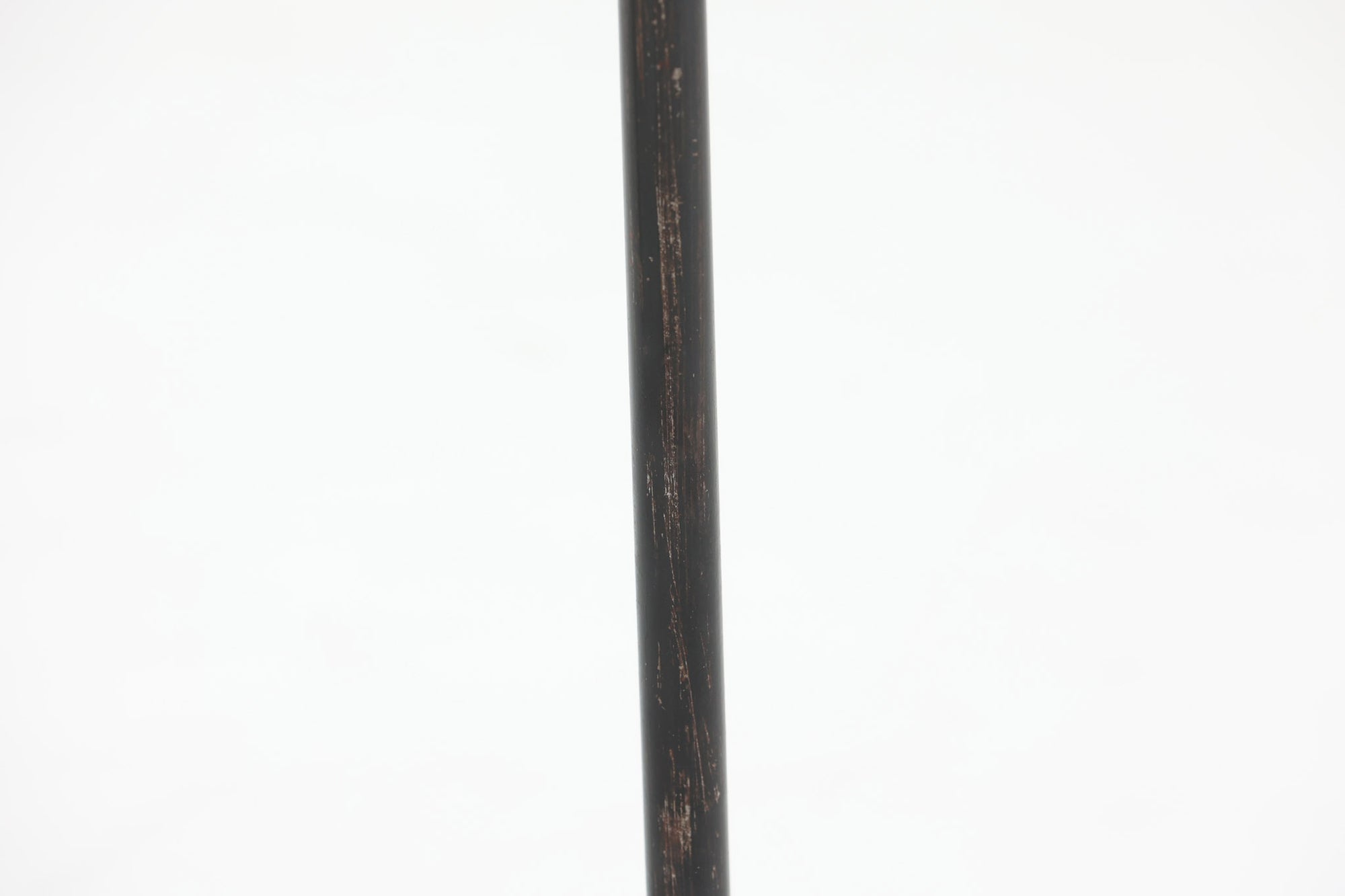 1954年、デンマークのデザイナー、Arne Jacobsen（アルネ・ヤコブセン）によって発表された3本脚のスツール、「DOT（ドット）」。このスツールは、ヤコブセンが手がけた「ルードブレ市庁舎」のロビーで待合席として使用されていました。1970年には4本脚のバージョンも登場しましたが、3本脚のモデルは同年に廃盤となり、現在はビンテージ品のみで入手可能です。オフィスや自宅での日常的な使用はもちろん、予備の椅子としても便利なこのスツールは、シンプルなデザインが魅力です。座面の中央がわずかにくぼんでおり、座った際にフィット感を生み出します。シンプルながらもヤコブセンのこだわりが感じられ、また、単なるスツールとしてだけでなく、ソファの横に置いて本や小物を置くサイドテーブルとしても活用できます。前オーナーによってリペイントされています。座面裏には薄っすらとFritz Hansen社の刻印がございます。