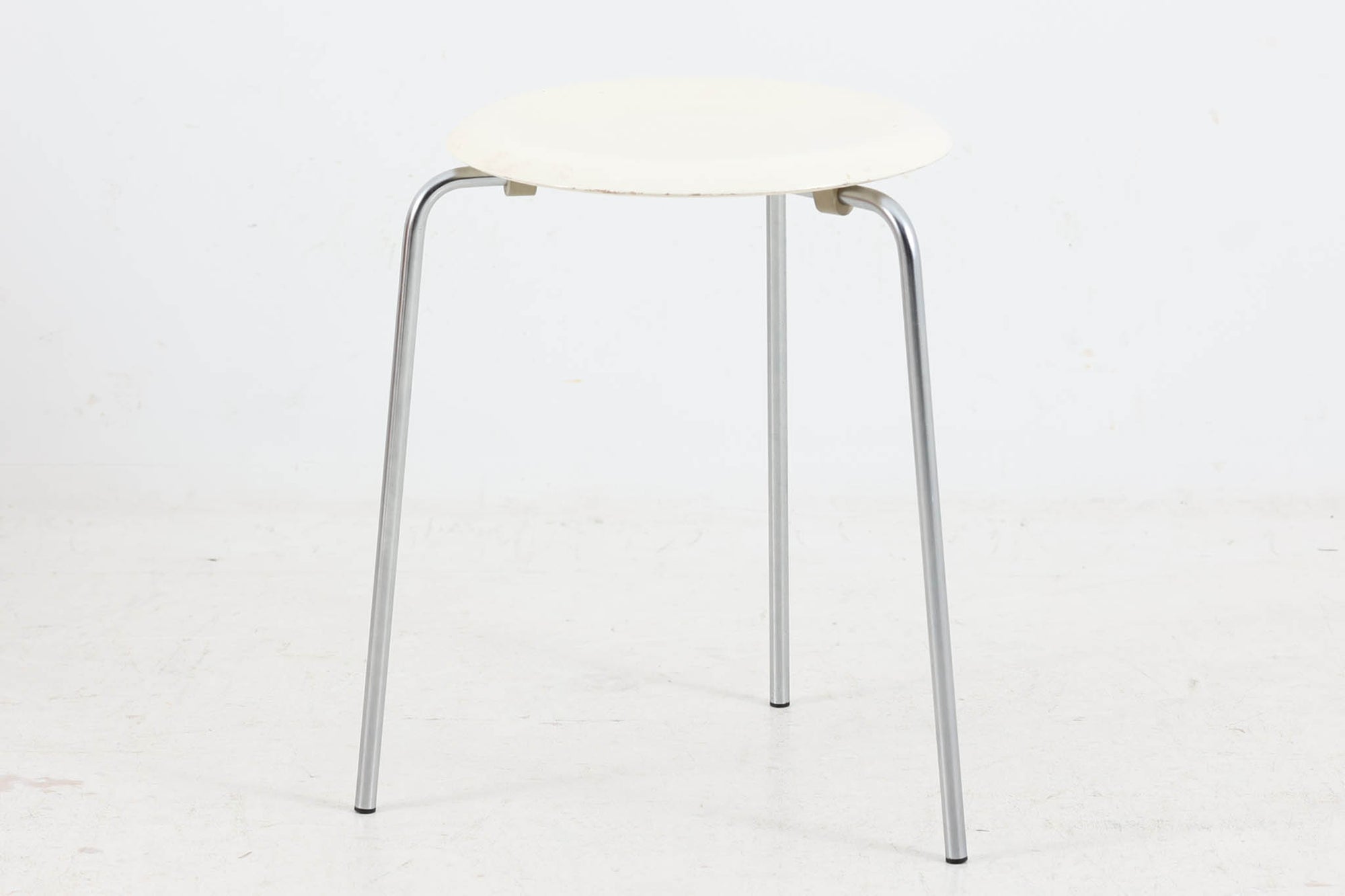 FritzHansen社製のドットスツールです。現行品には無い、3本脚の古いモデル。希少価値の高い物です。