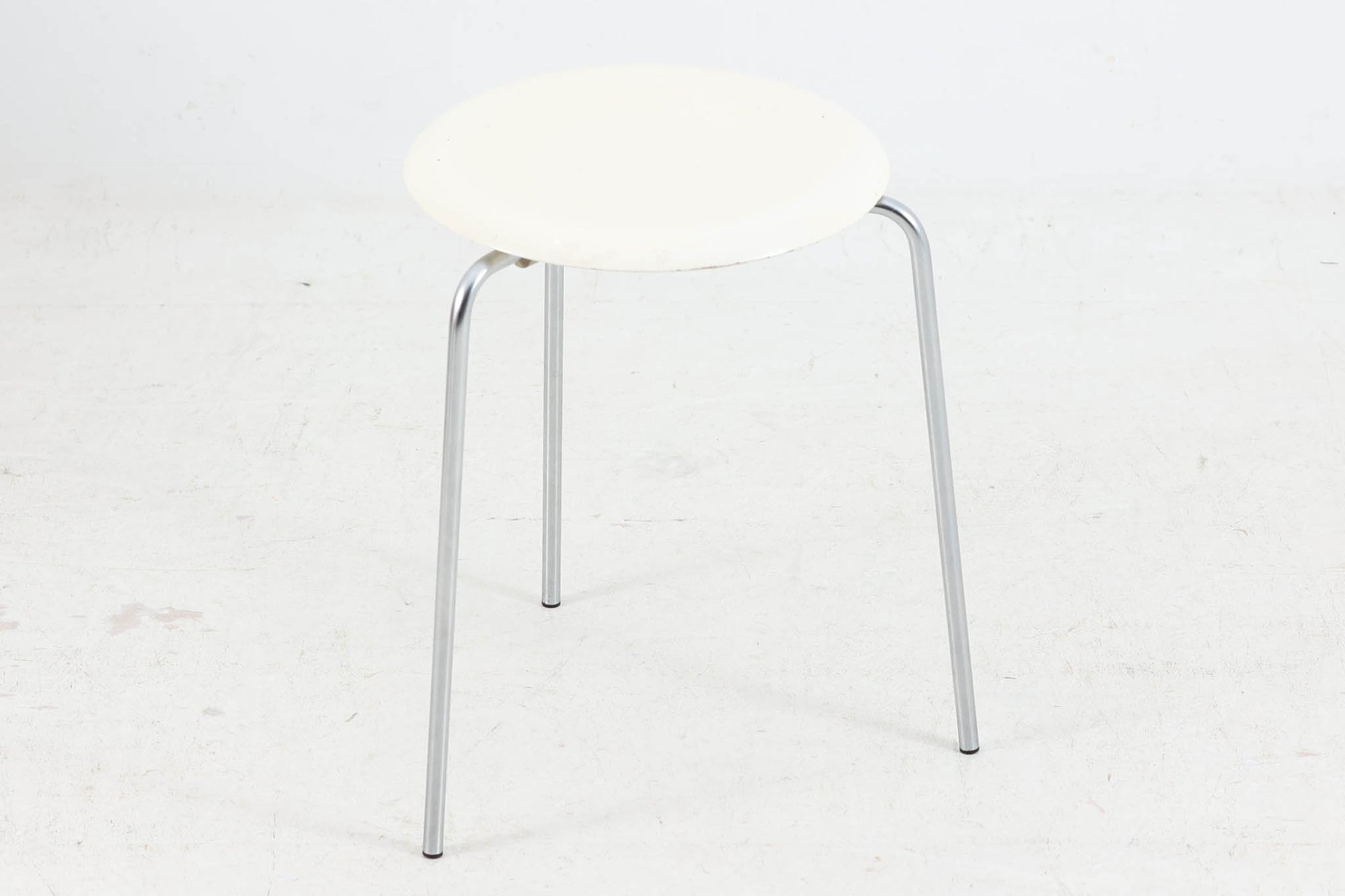 FritzHansen社製のドットスツールです。現行品には無い、3本脚の古いモデル。希少価値の高い物です。