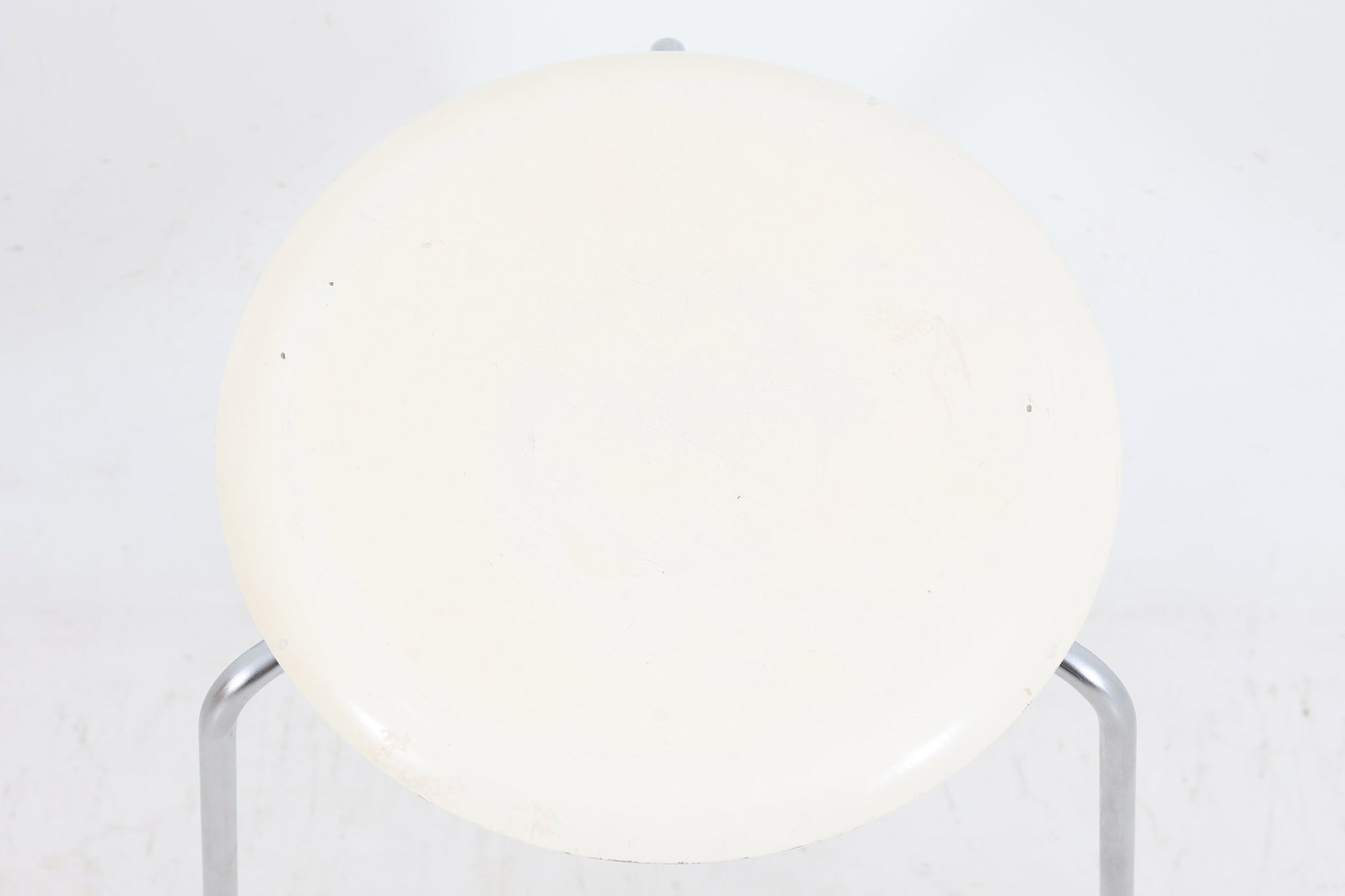 FritzHansen社製のドットスツールです。現行品には無い、3本脚の古いモデル。希少価値の高い物です。