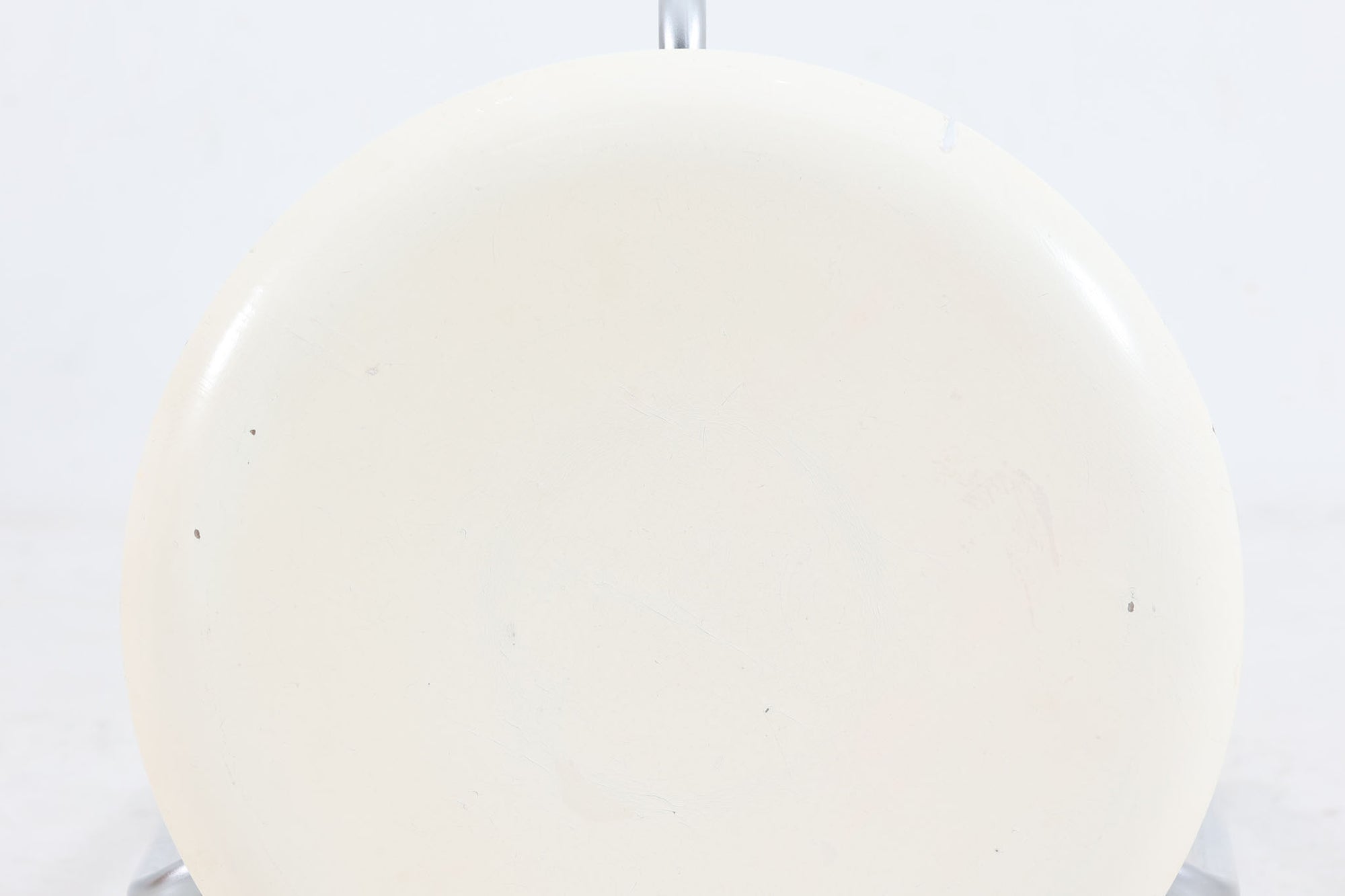 FritzHansen社製のドットスツールです。現行品には無い、3本脚の古いモデル。希少価値の高い物です。