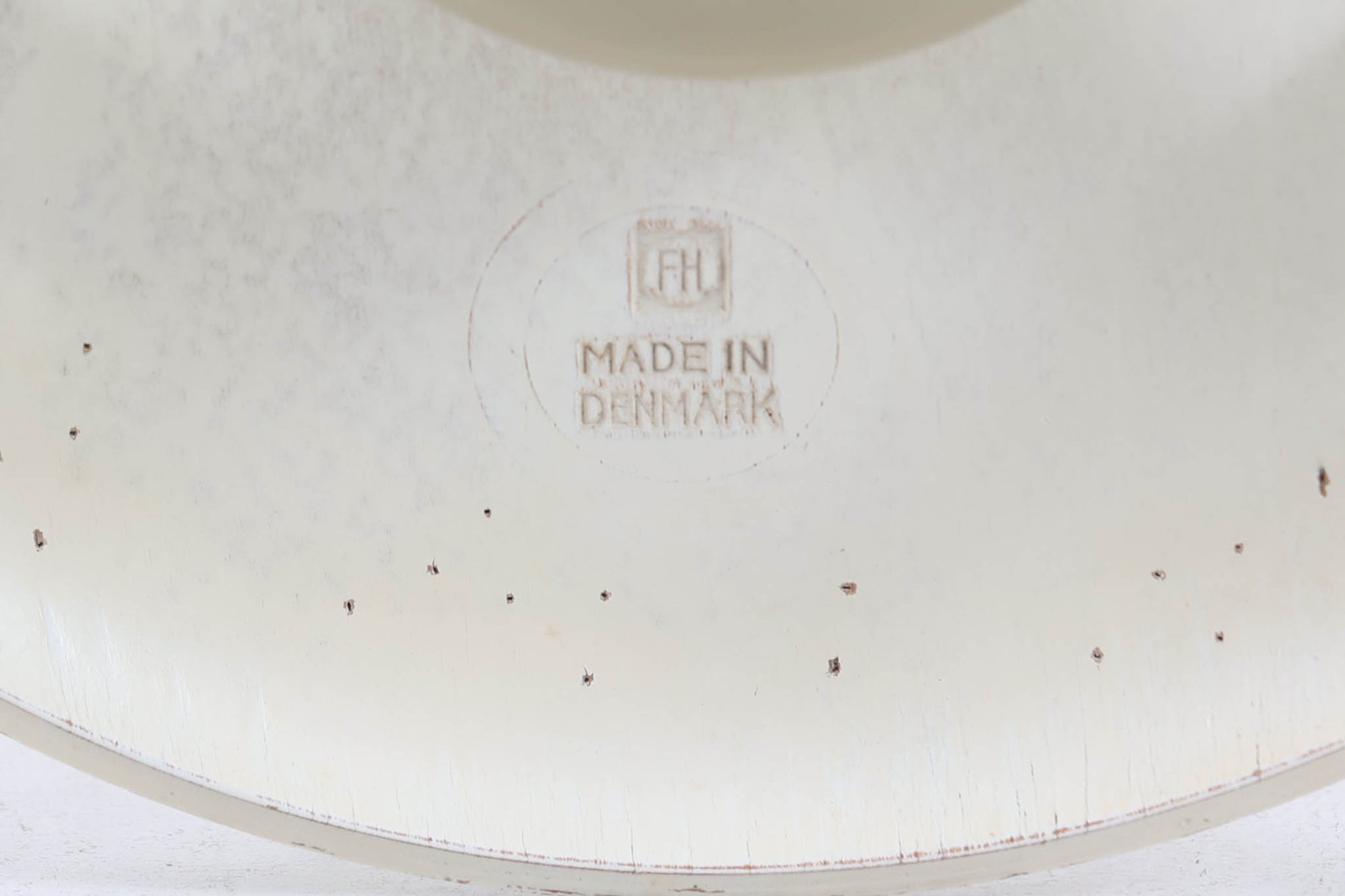 FritzHansen社製のドットスツールです。現行品には無い、3本脚の古いモデル。希少価値の高い物です。