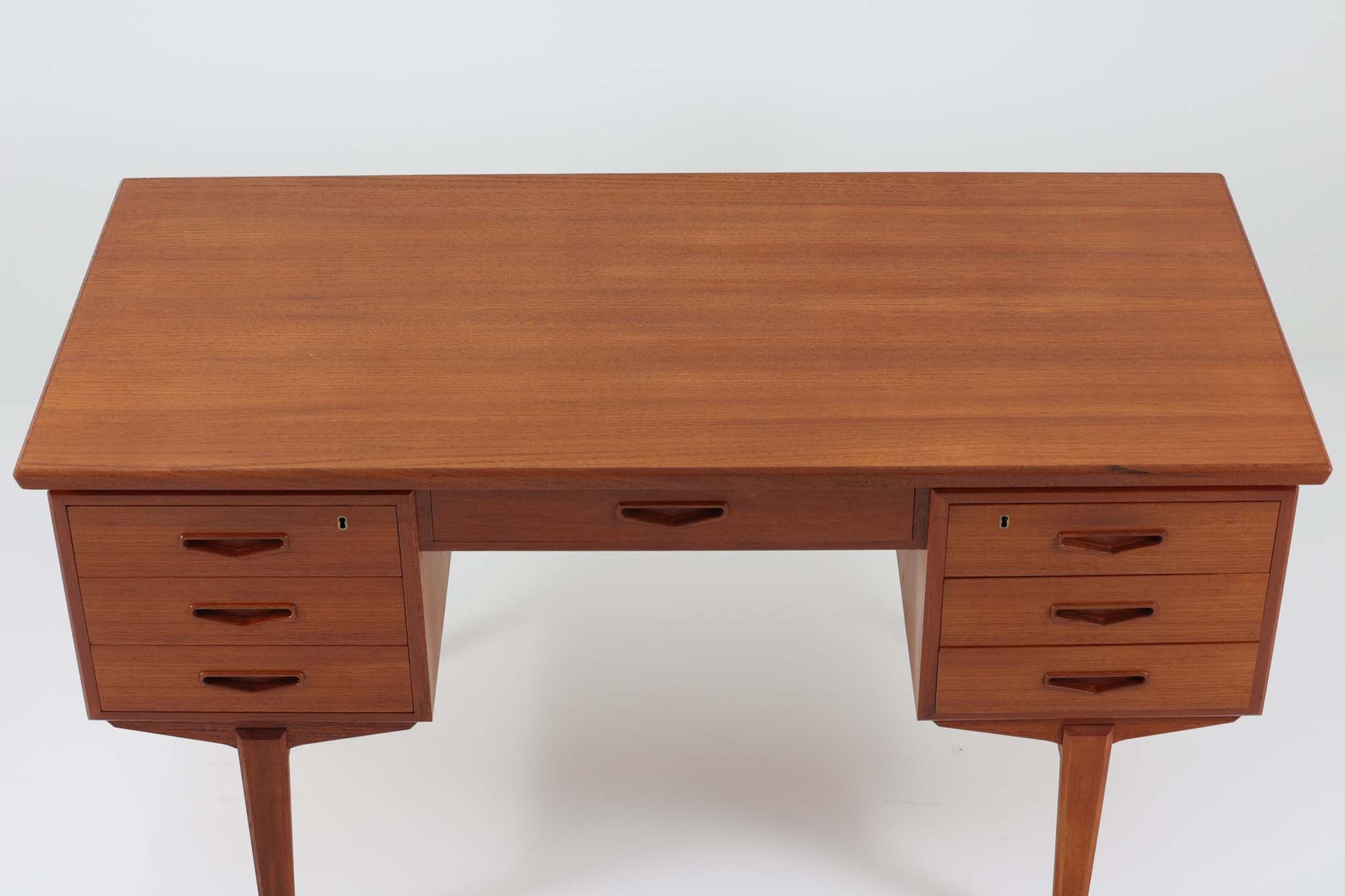 デンマークより買い付けた両袖デスクです。背面にバックシェルフがあり、斜め開きになる珍しいタイプです。良質なチーク材が使用されており造りの良い商品です。