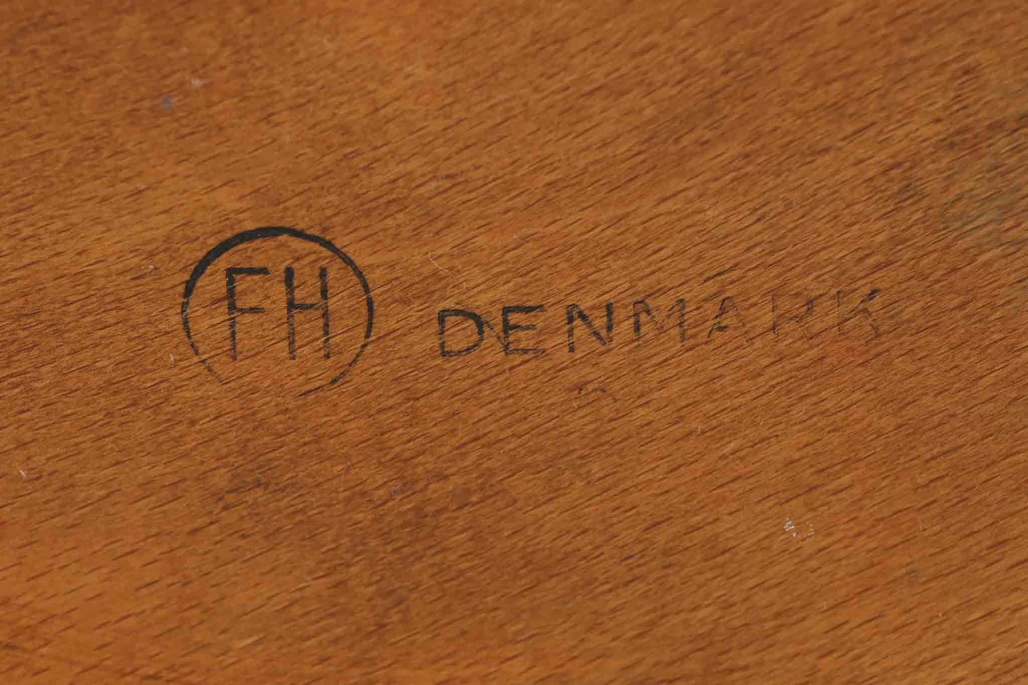 1954年、デンマークのデザイナー、Arne Jacobsen（アルネ・ヤコブセン）によって発表された3本脚のスツール、「DOT（ドット）」。このスツールは、ヤコブセンが手がけた「ルードブレ市庁舎」のロビーで待合席として使用されていました。1970年には4本脚のバージョンも登場しましたが、3本脚のモデルは同年に廃盤となり、現在はビンテージ品のみで入手可能です。オフィスや自宅での日常的な使用はもちろん、予備の椅子としても便利なこのスツールは、シンプルなデザインが魅力です。座面の中央がわずかにくぼんでおり、座った際にフィット感を生み出します。シンプルながらもヤコブセンのこだわりが感じられ、また、単なるスツールとしてだけでなく、ソファの横に置いて本や小物を置くサイドテーブルとしても活用できます。座面裏には薄っすらとFritz Hansen社の刻印がございます。