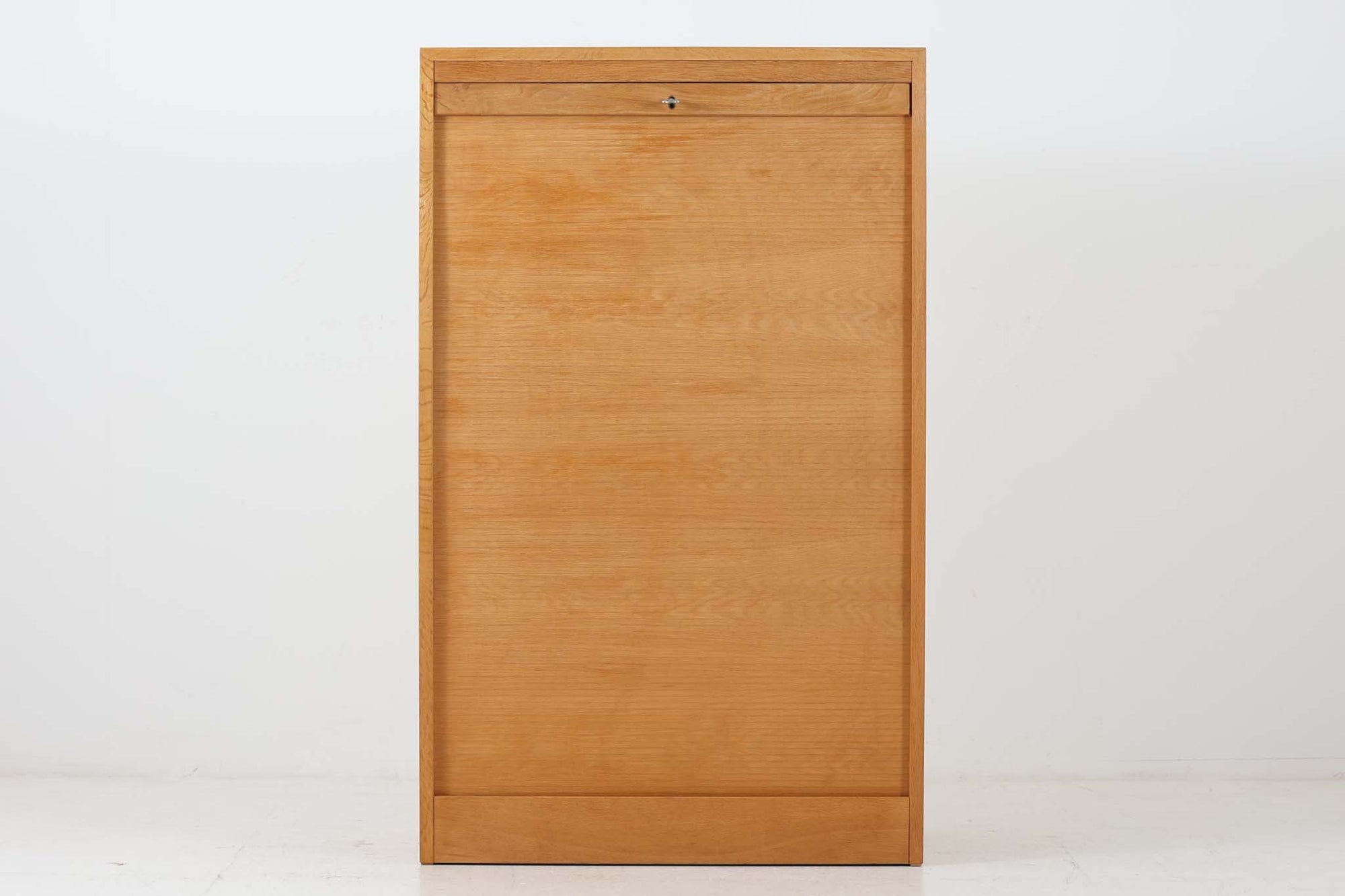 デンマークで長く使用されていたキャビネットです。経年により色味が濃くなったオーク材が魅力的です。そして何と言っても特徴は蛇腹式の扉。小ぶりでシンプルなフォルムですが、その扉を開けると沢山の引き出しや棚板があり、細かく分別して収納する事が出来ます。鍵付きで、大切な書類や物を保管したりと使い勝手が良さそうです。