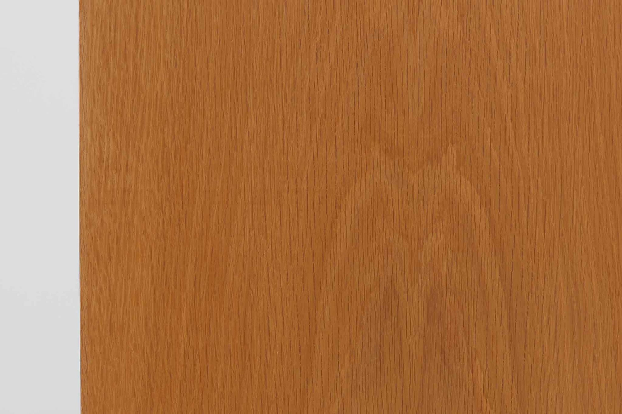 デンマークで長く使用されていたキャビネットです。経年により色味が濃くなったオーク材が魅力的です。そして何と言っても特徴は蛇腹式の扉。小ぶりでシンプルなフォルムですが、その扉を開けると沢山の引き出しや棚板があり、細かく分別して収納する事が出来ます。鍵付きで、大切な書類や物を保管したりと使い勝手が良さそうです。