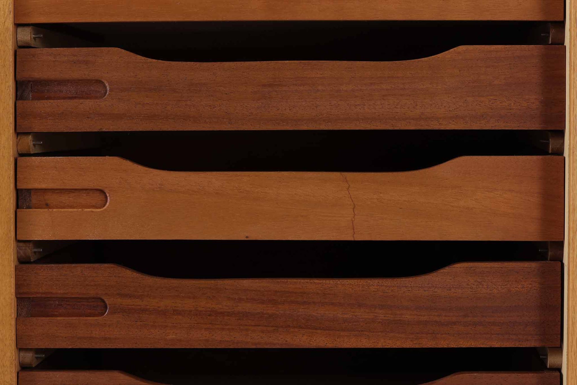 デンマークで長く使用されていたキャビネットです。経年により色味が濃くなったオーク材が魅力的です。そして何と言っても特徴は蛇腹式の扉。小ぶりでシンプルなフォルムですが、その扉を開けると沢山の引き出しや棚板があり、細かく分別して収納する事が出来ます。鍵付きで、大切な書類や物を保管したりと使い勝手が良さそうです。