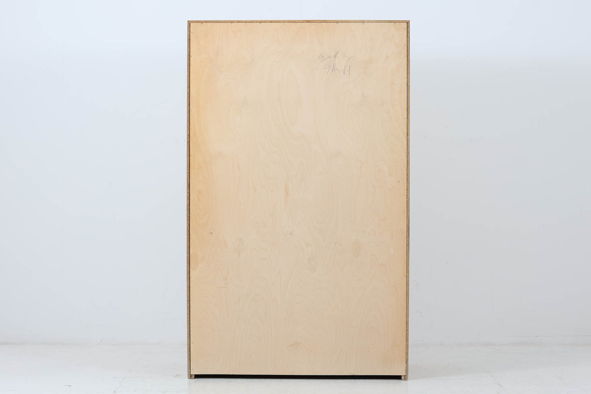 デンマークで長く使用されていたキャビネットです。経年により色味が濃くなったオーク材が魅力的です。そして何と言っても特徴は蛇腹式の扉。小ぶりでシンプルなフォルムですが、その扉を開けると沢山の引き出しや棚板があり、細かく分別して収納する事が出来ます。鍵付きで、大切な書類や物を保管したりと使い勝手が良さそうです。