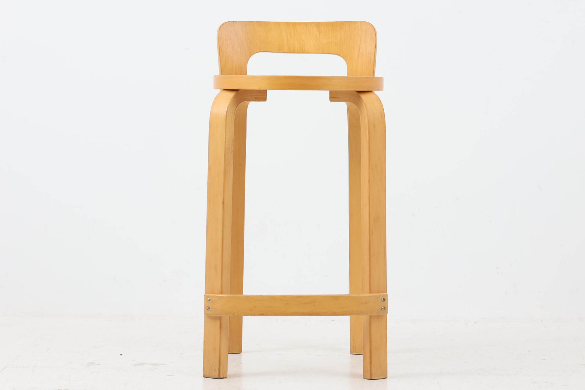 北欧より買い付けたアアルトデザインの1960～1970年代頃に製造されたと思われるハイチェアです。座面に経年変化が楽しめるリノリウム素材が使用されています。経年により色味が濃くなったバーチ材が魅力的です。マイナスビスが使用された古いタイプは現地でも少なくなってきております。